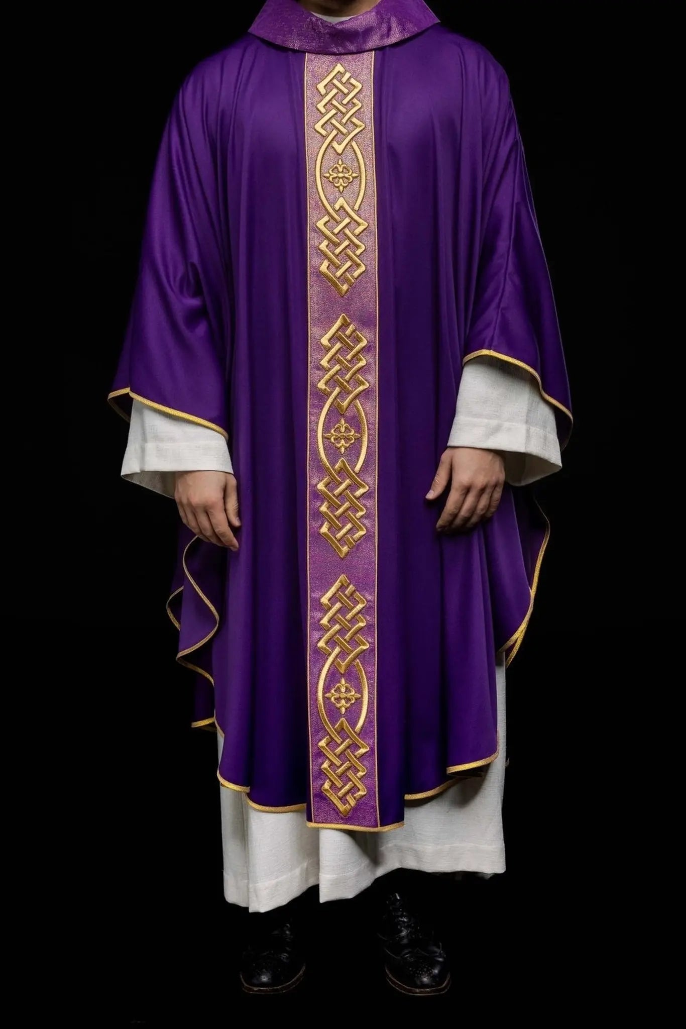 Embroidered chasuble in purple with decorative band