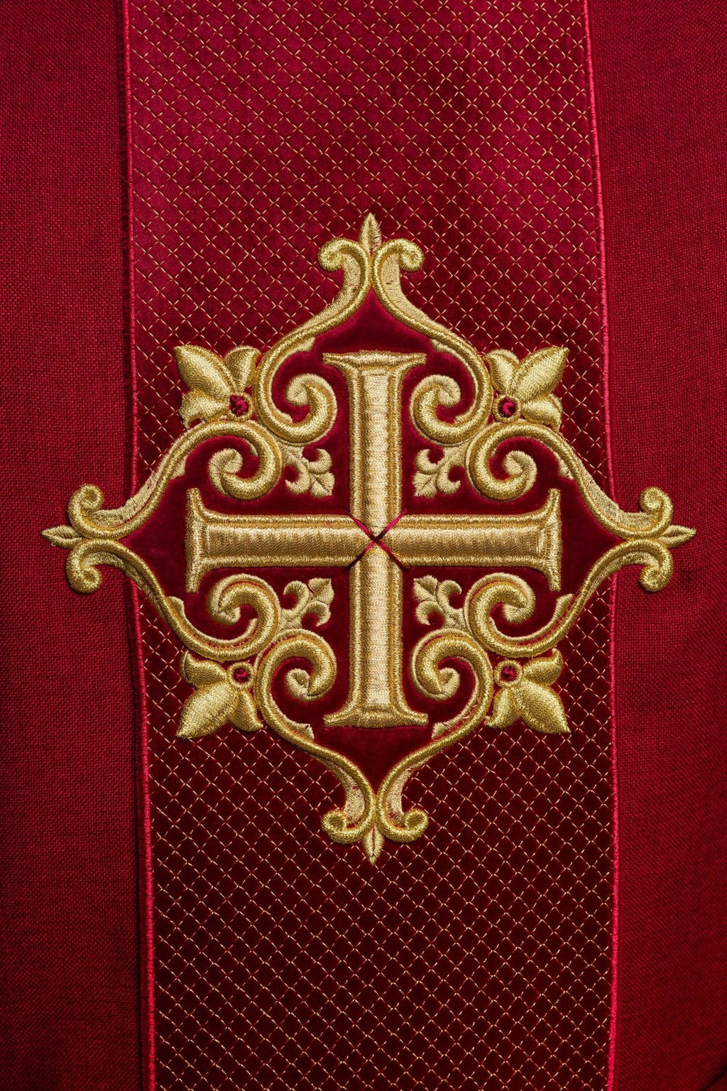 Ornat haftowany na aksamicie z symbolem Krzyż Czerwony
