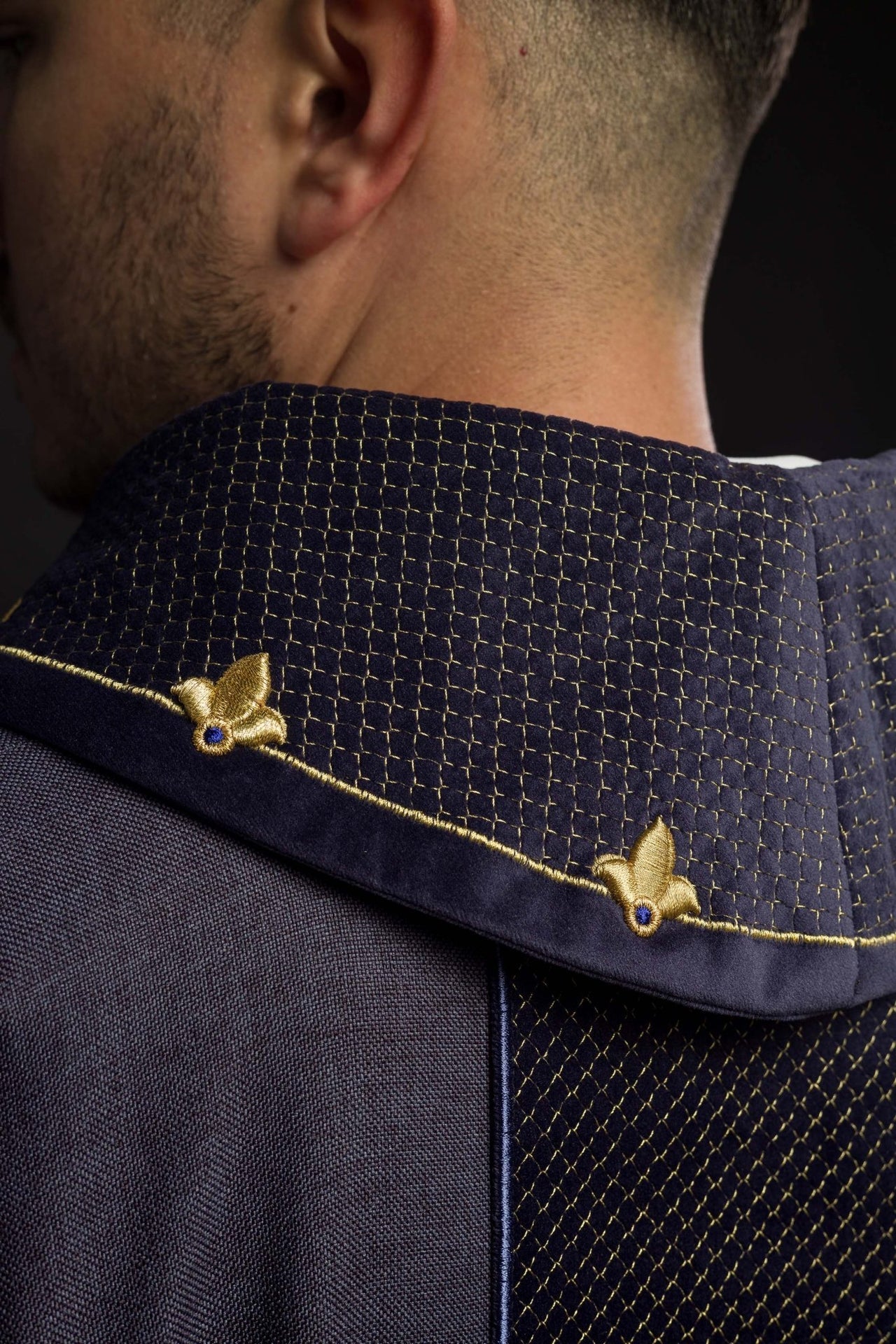 Ornat haftowany na aksamicie z symbolem Krzyż Fioletowy