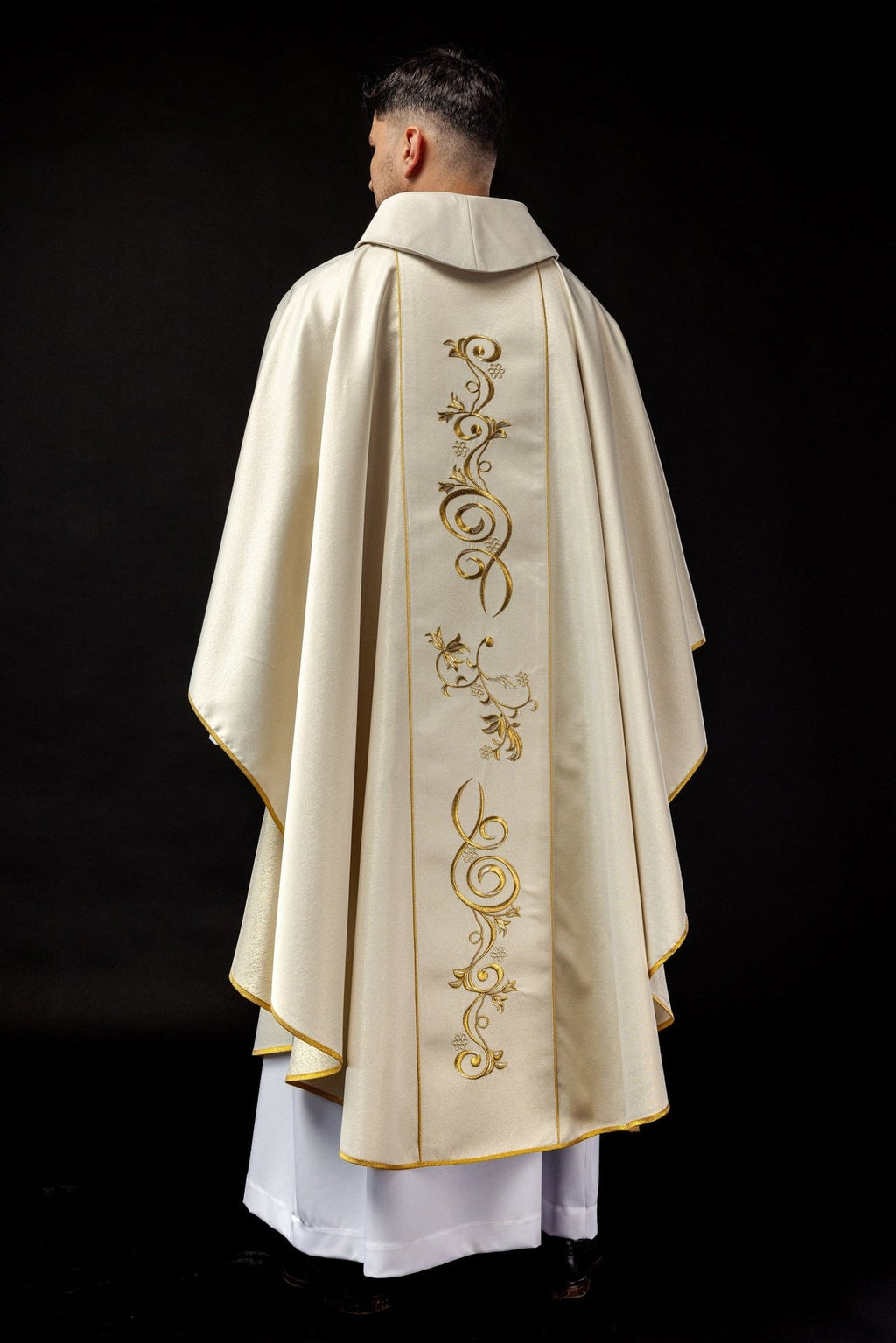 Ornat haftowany na Boże Narodzenie z wizerunkiem Świętej Rodziny