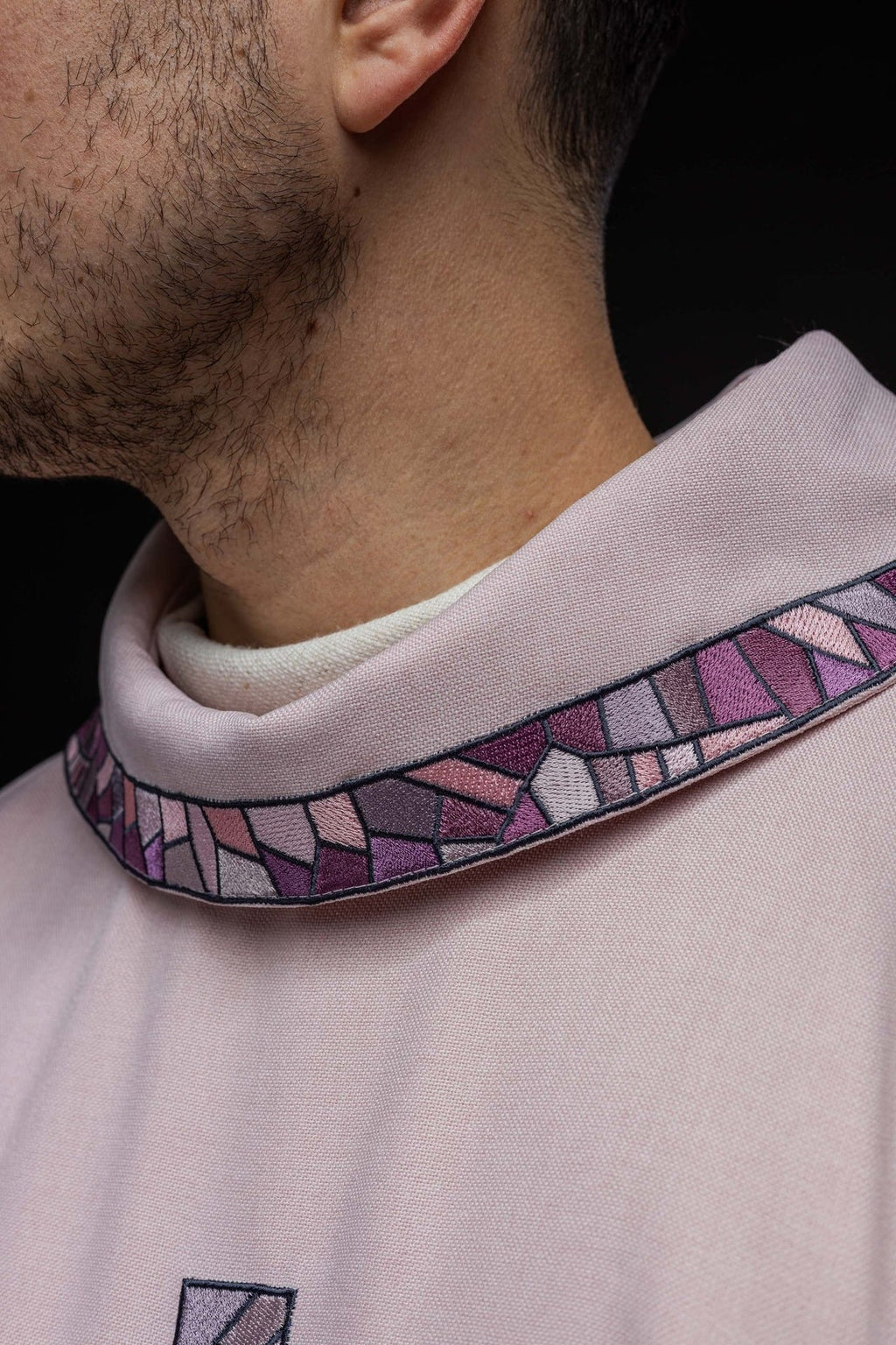 Ornat haftowany Różowy z krzyżem Mozaika