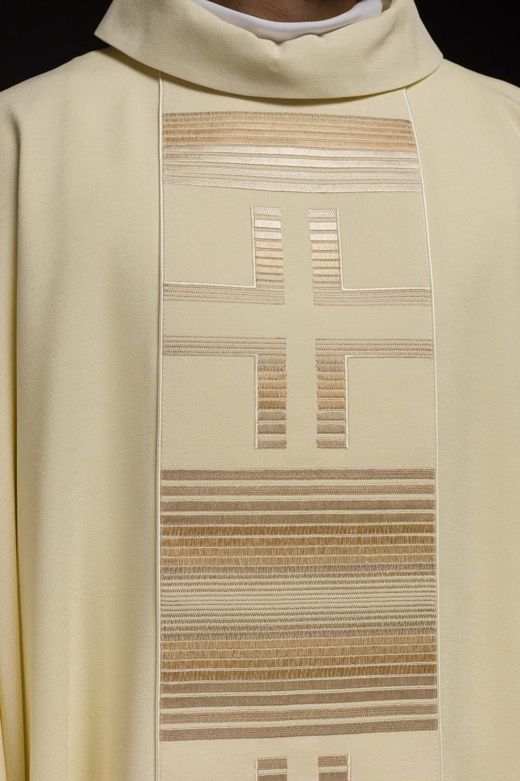 Ornat haftowany z Krzyżami w kolorze ecru