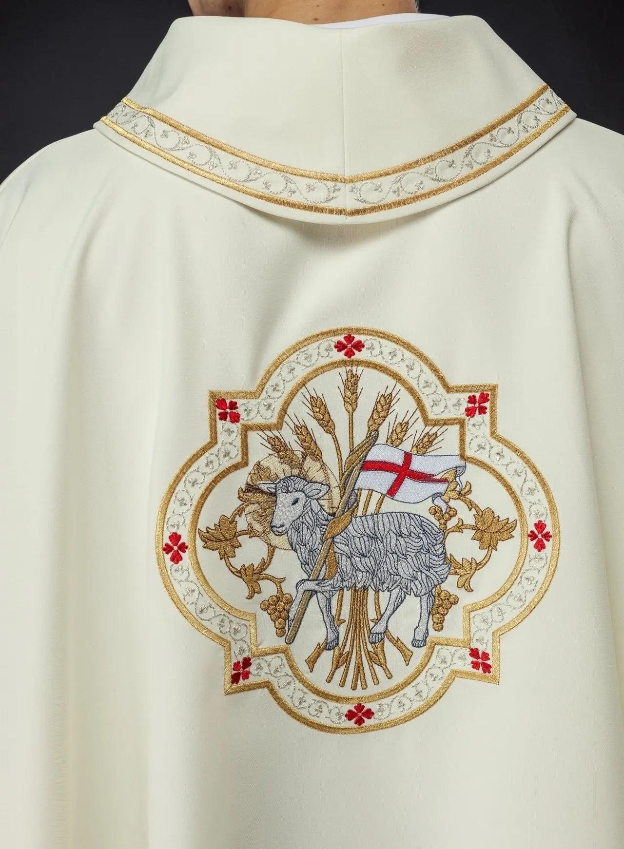 Ornat liturgiczny z haftem motywu Baranka w kolorze ecru