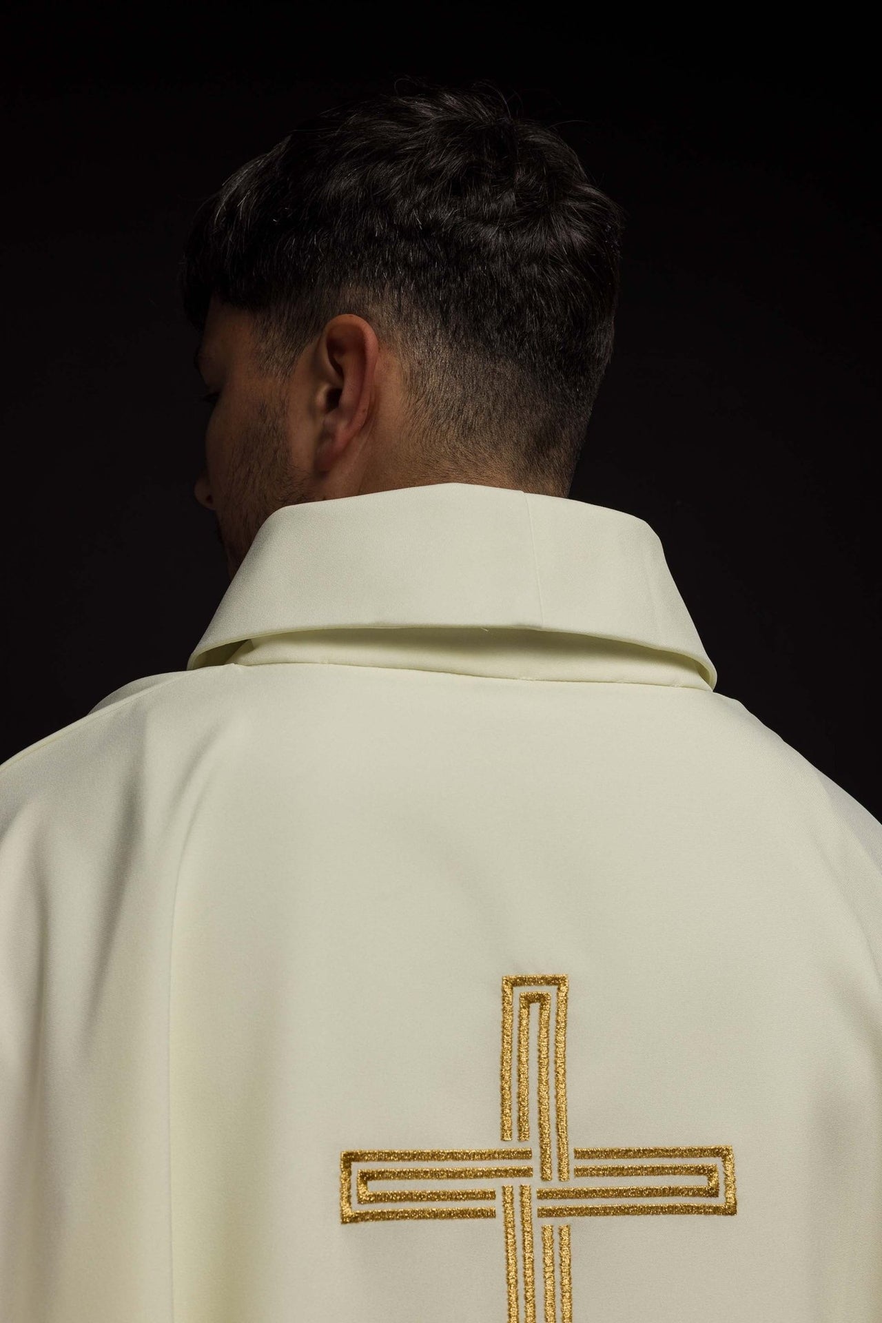 Ornat haftowany z motywem Krzyża w kolorze ecru