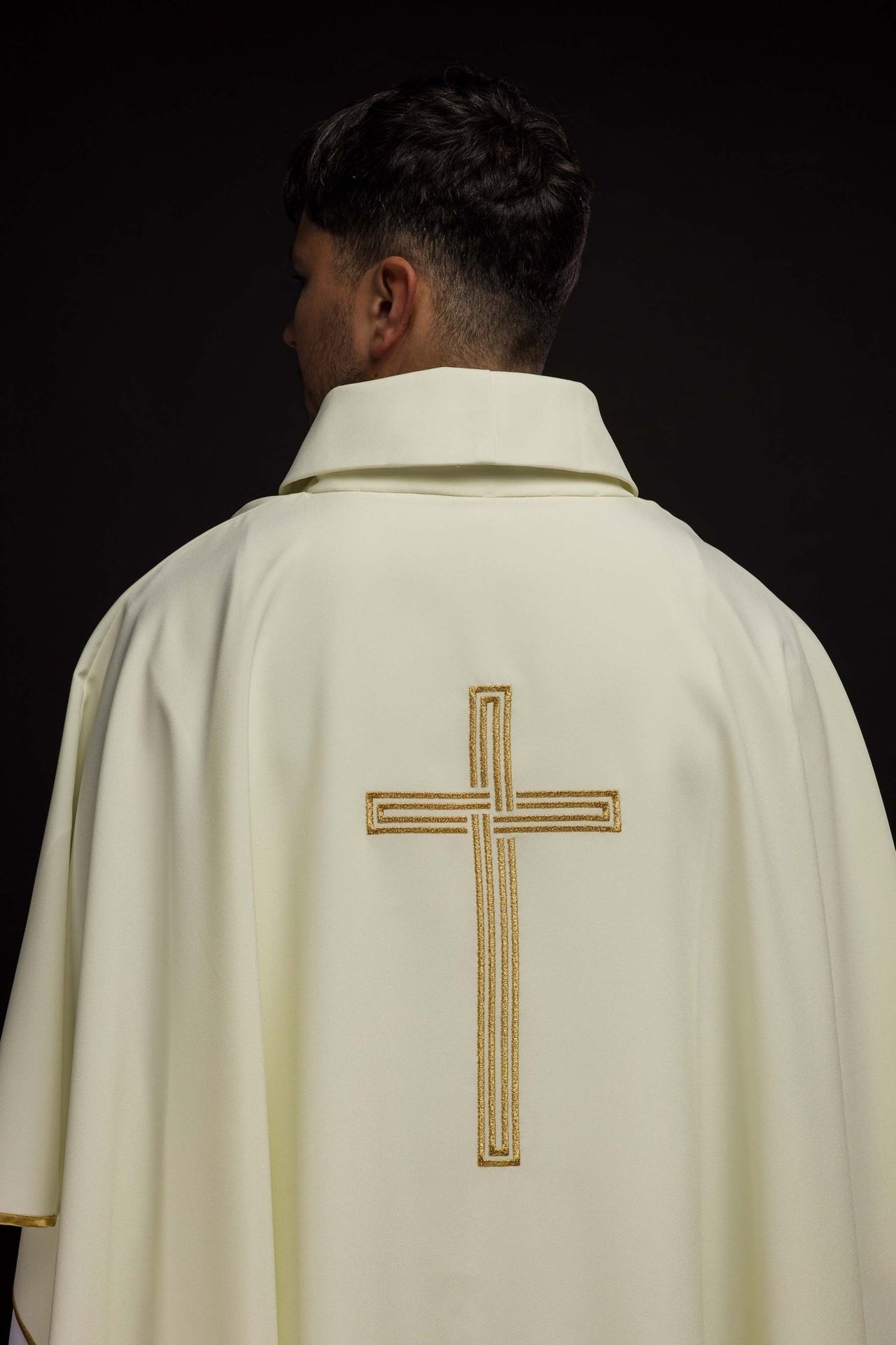 Ornat haftowany z motywem Krzyża w kolorze ecru