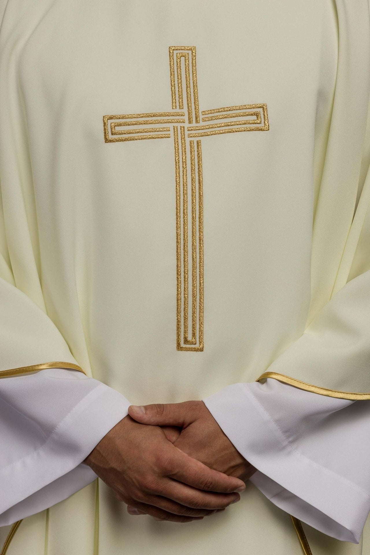 Ornat haftowany z motywem Krzyża w kolorze ecru