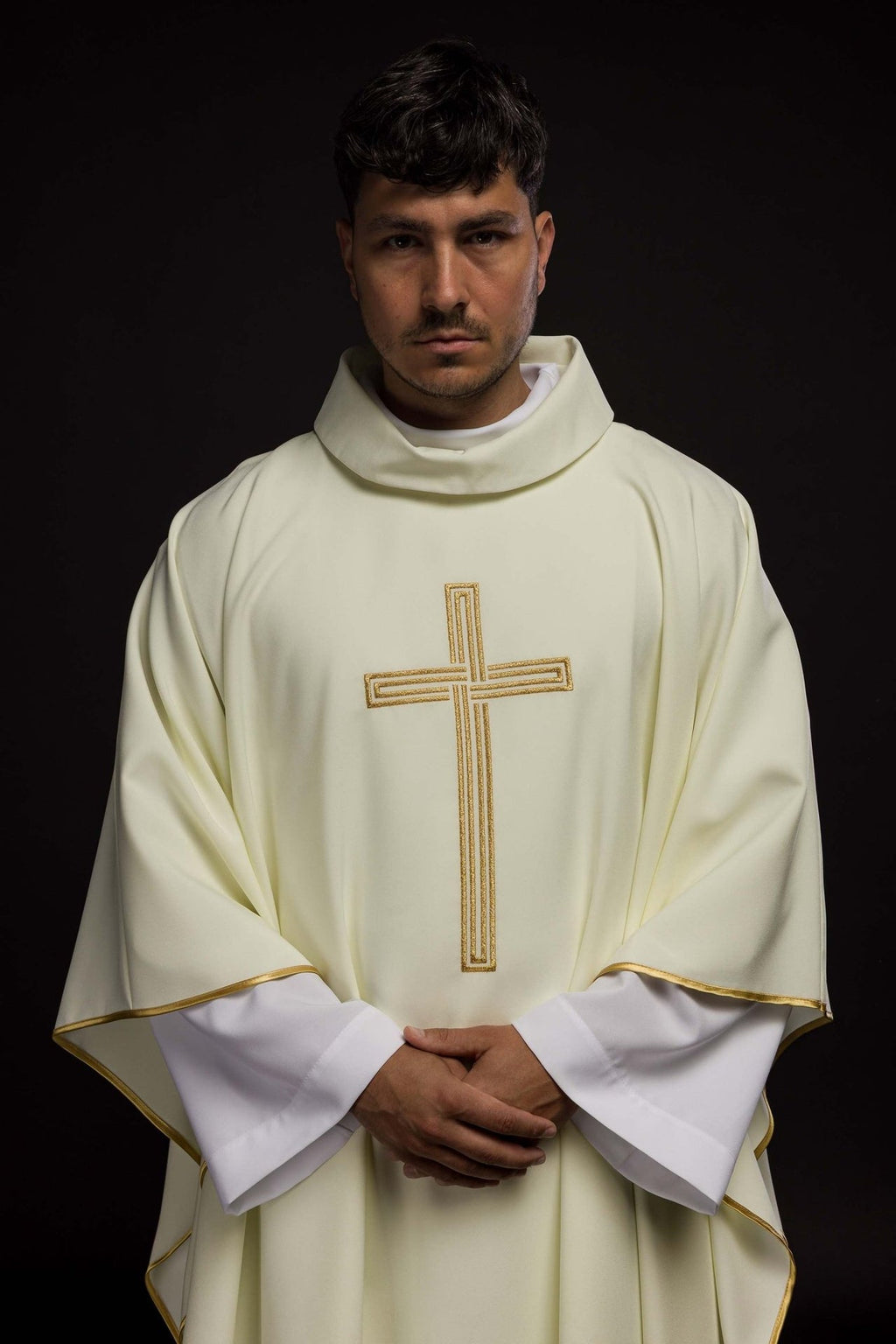 Ornat haftowany z motywem Krzyża w kolorze ecru