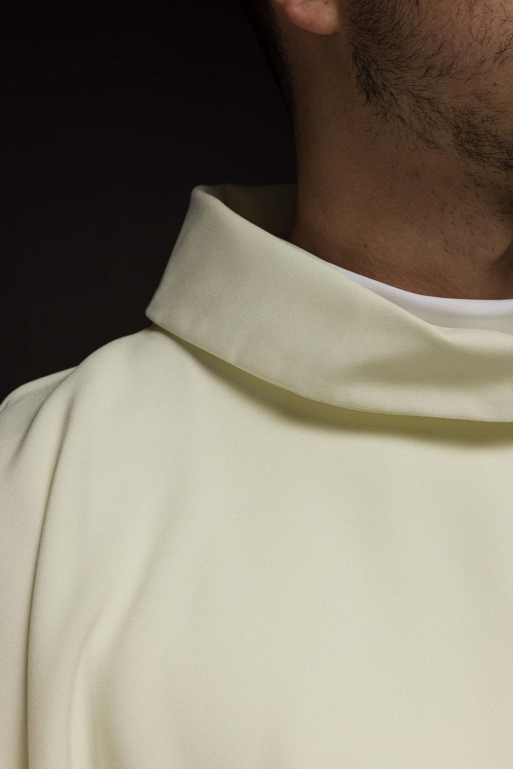 Ornat haftowany z motywem Krzyża w kolorze ecru