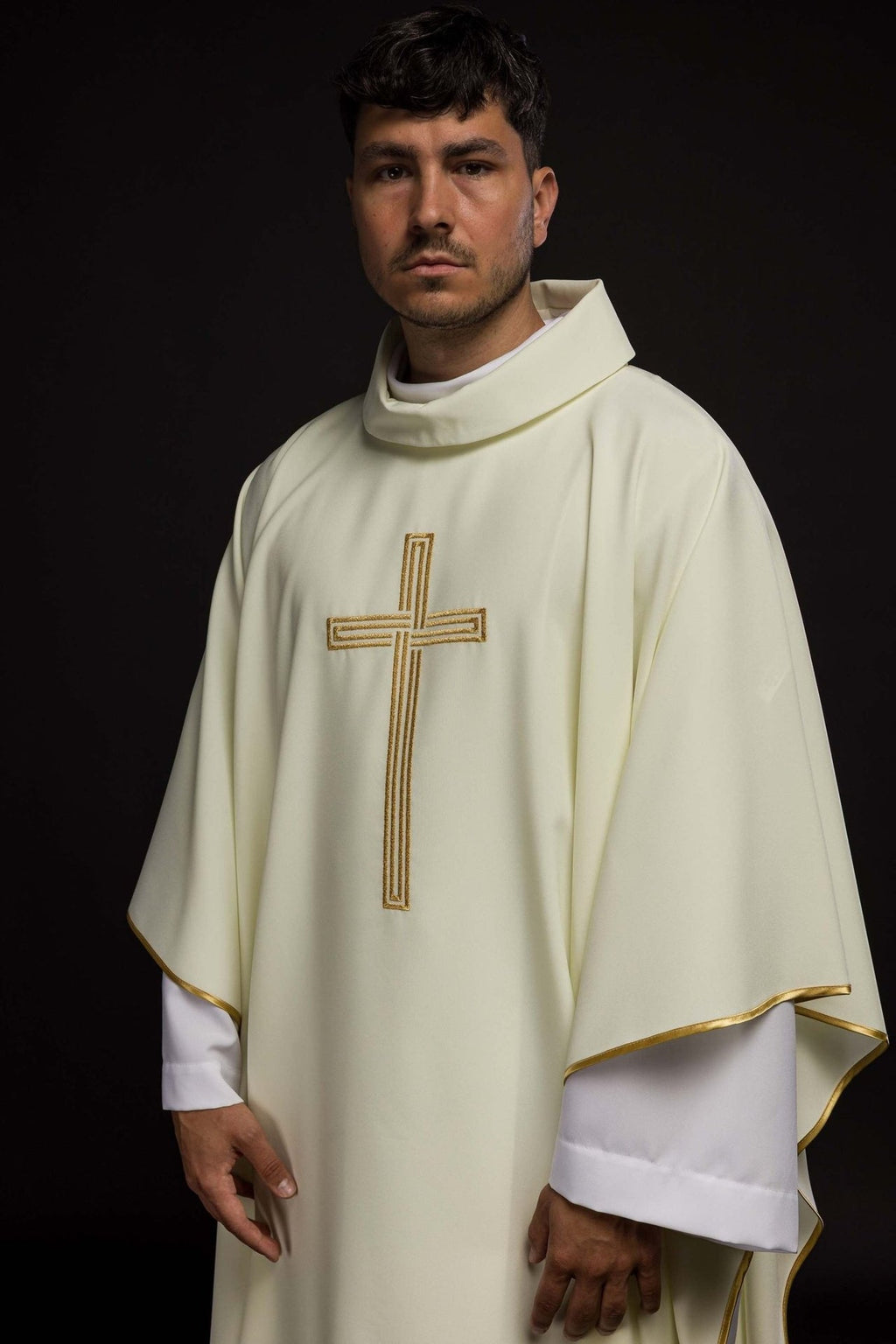 Ornat haftowany z motywem Krzyża w kolorze ecru