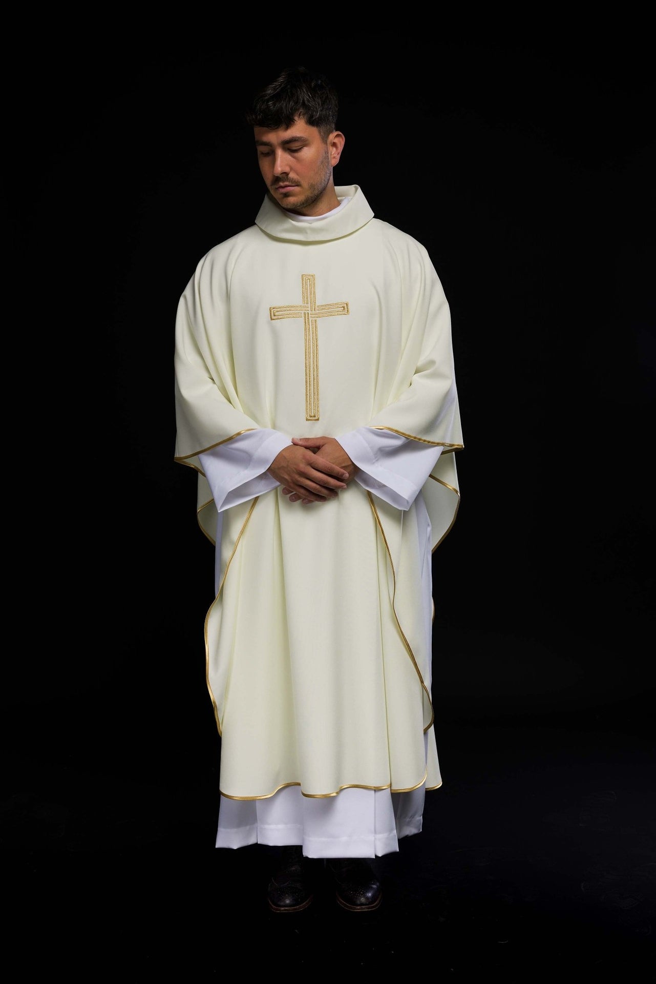 Ornat haftowany z motywem Krzyża w kolorze ecru