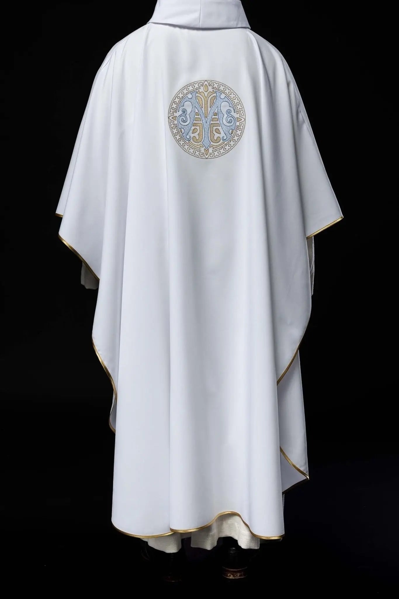 Haftowany ornat maryjny – biały
