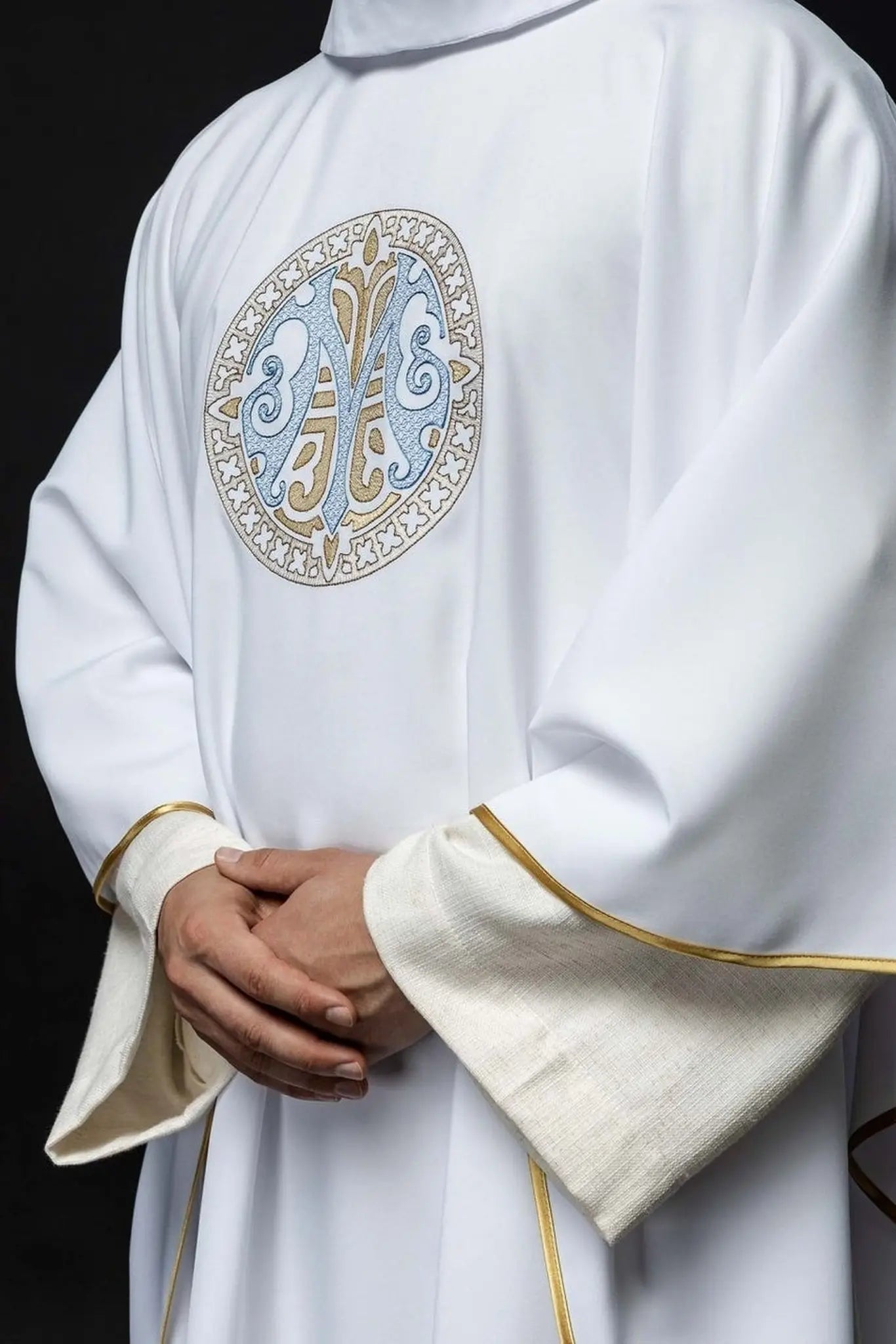 Haftowany ornat maryjny – biały