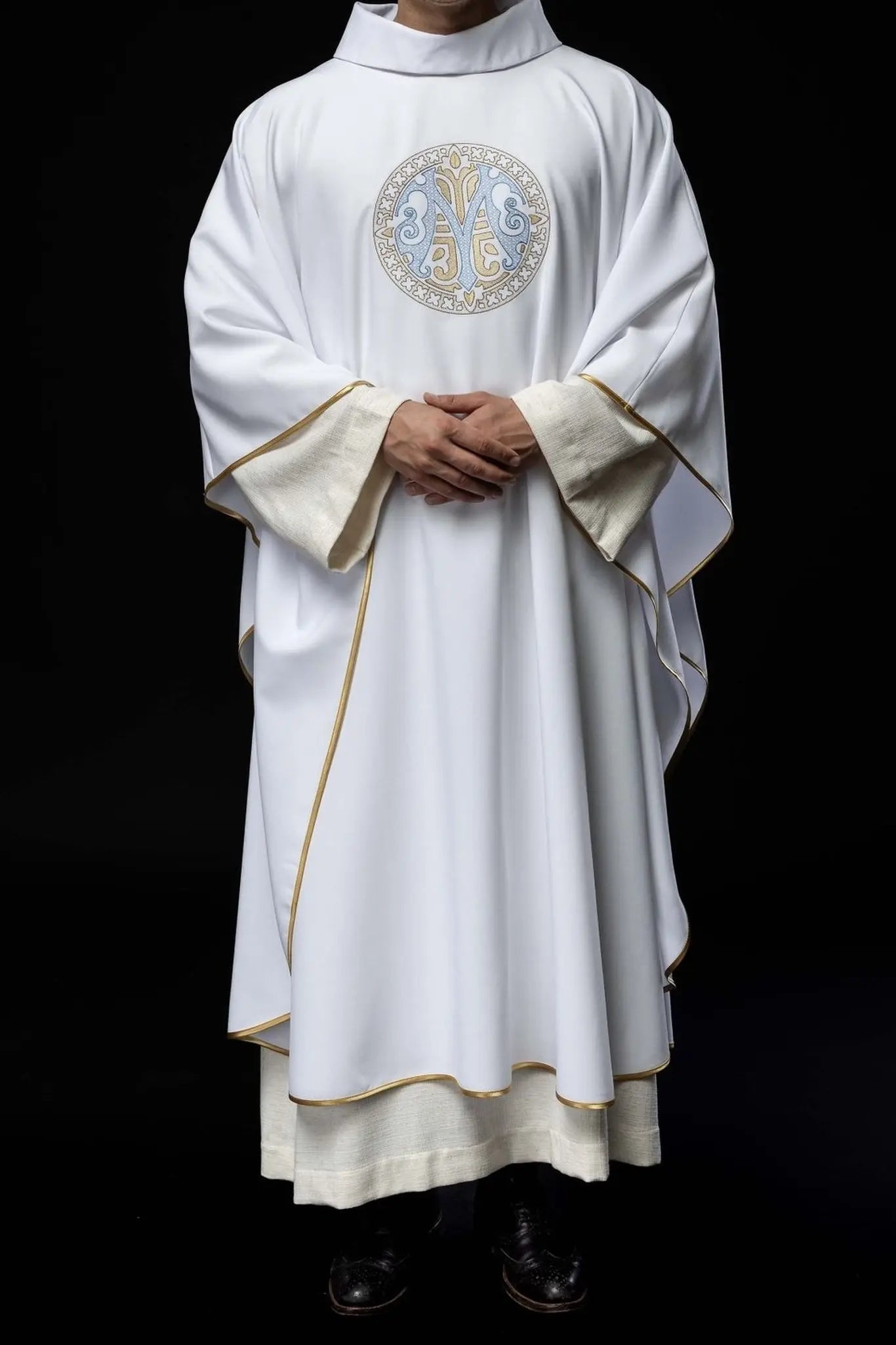 Haftowany ornat maryjny – biały