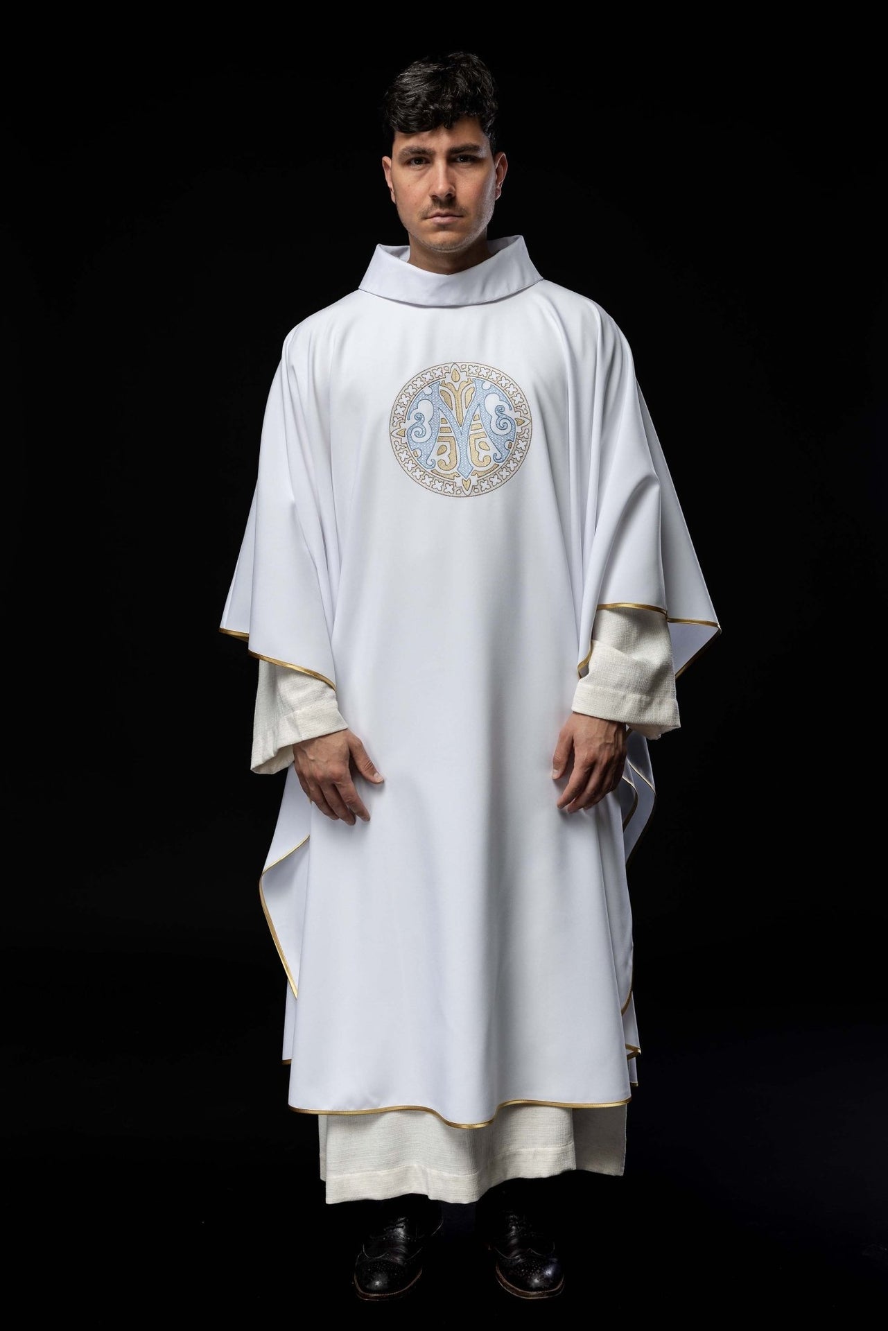 Ornat haftowany z motywem Maryjnym biały