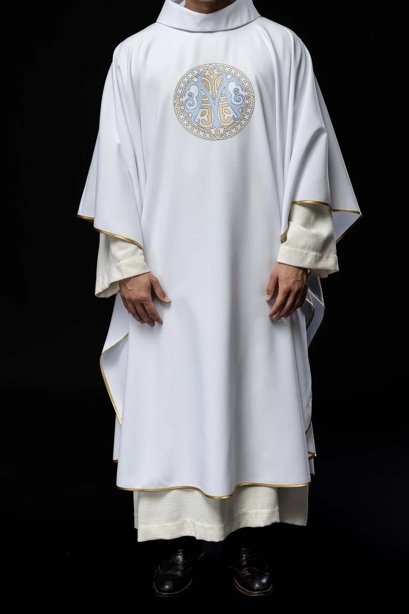 Haftowany ornat maryjny – biały