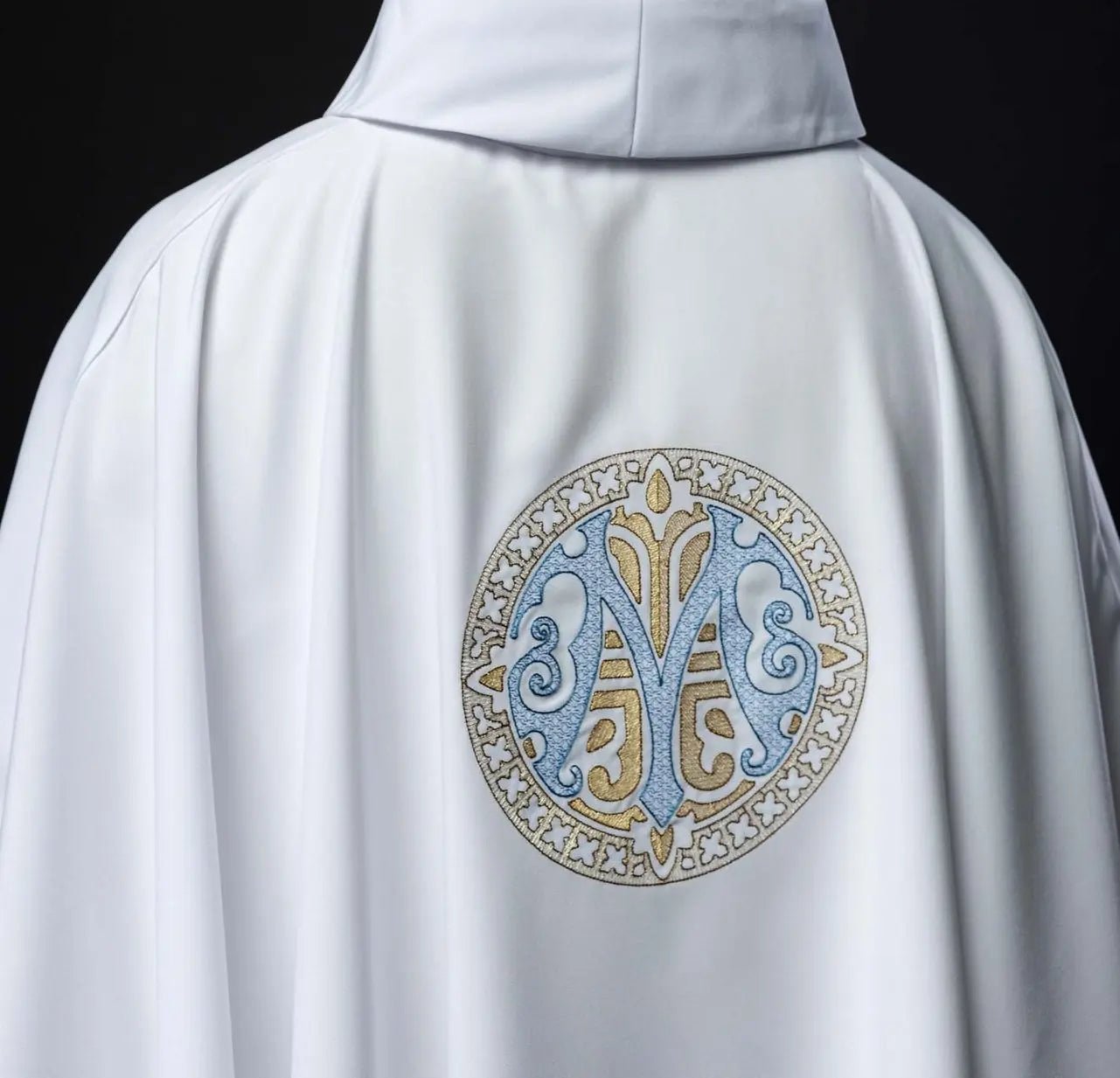 Haftowany ornat maryjny – biały