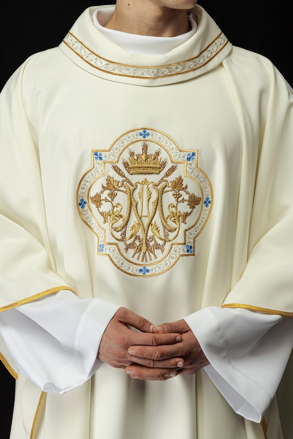 Ornat haftowany z motywem Maryjnym ecru