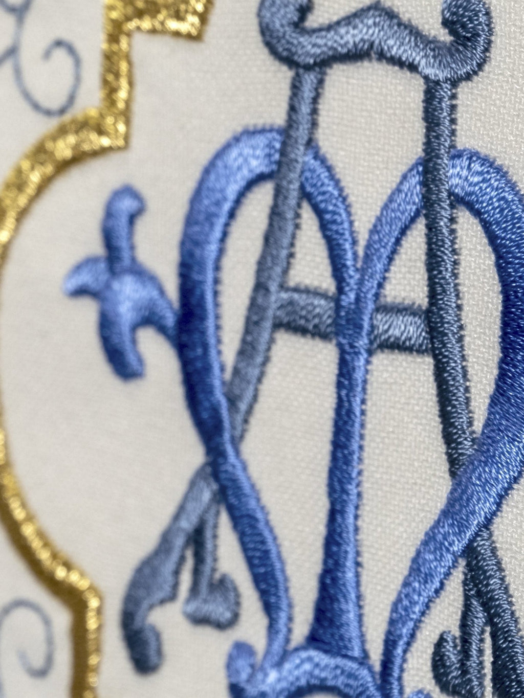 Ornat haftowany z motywem Maryjnym ecru