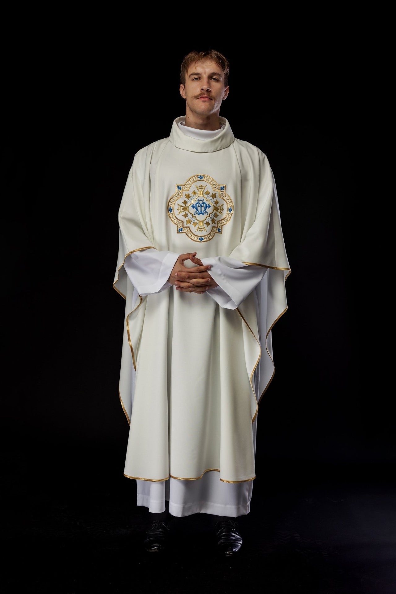 Ornat haftowany z motywem Maryjnym ecru