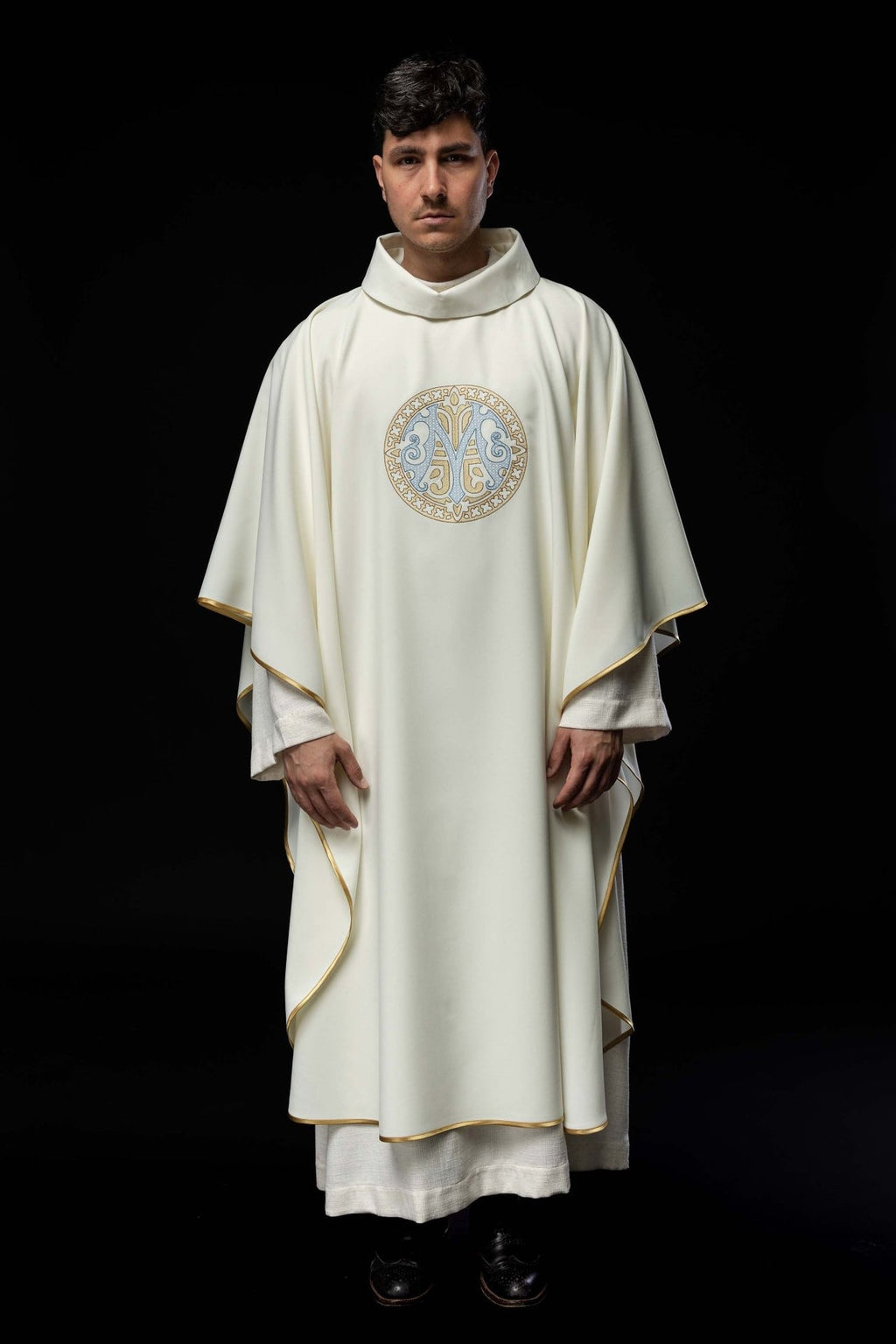 Ornat haftowany z motywem Maryjnym ecru