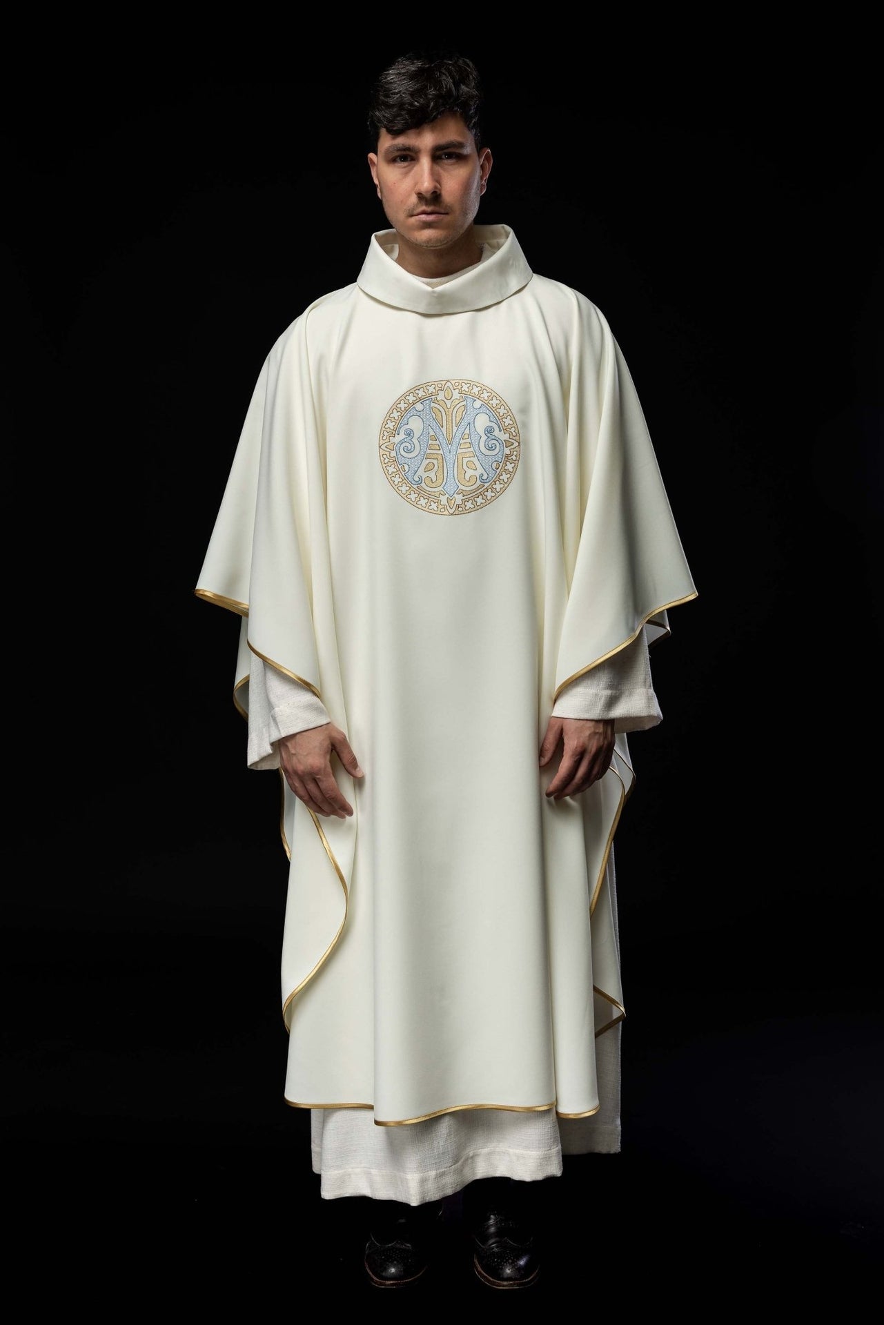 Ornat haftowany z motywem Maryjnym ecru