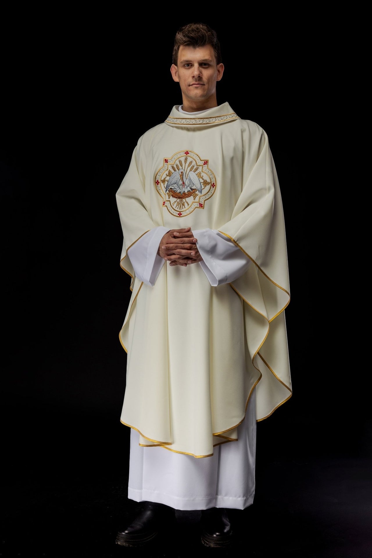 Ornat haftowany z motywem Pelikana ecru