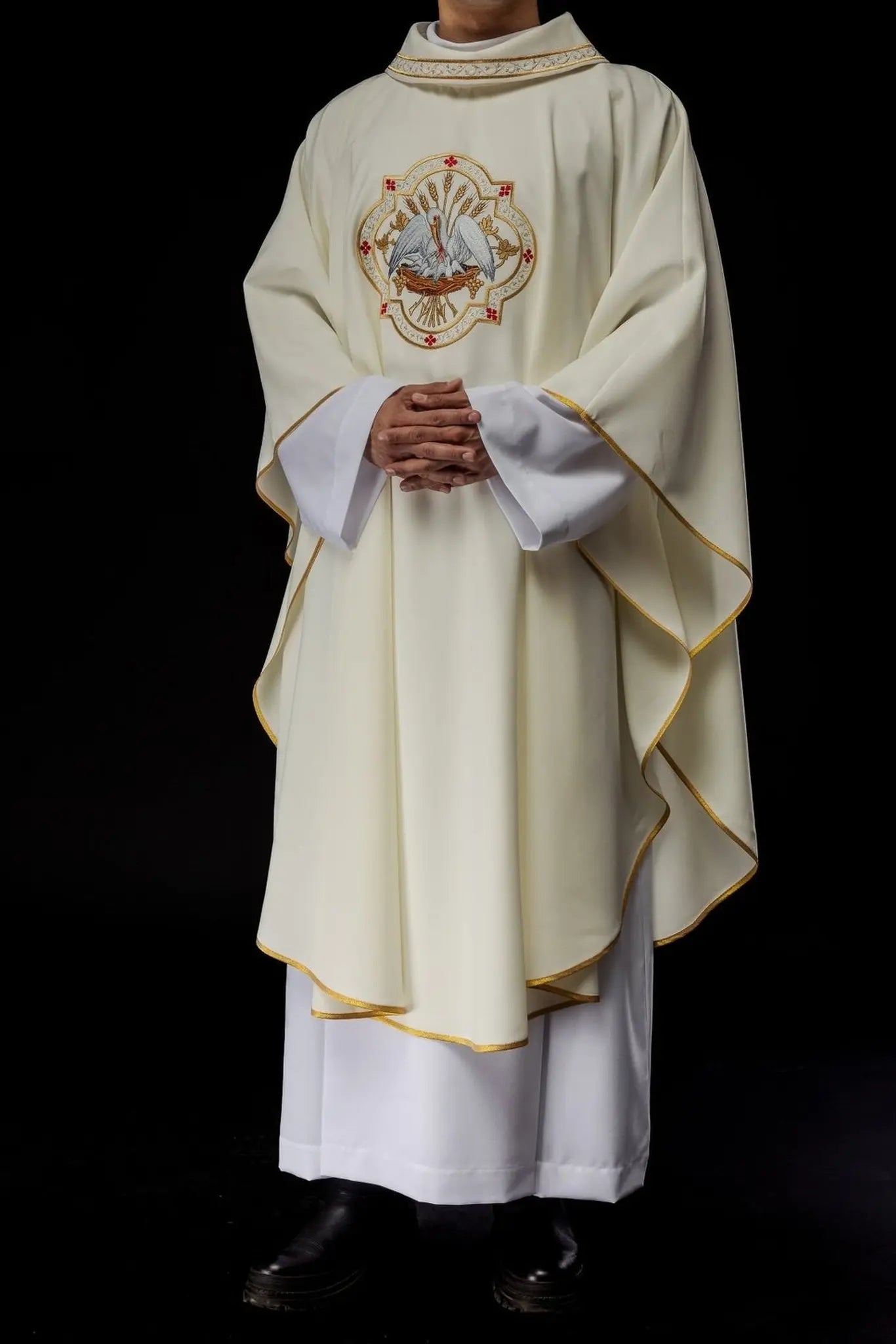 Ornat liturgiczny z haftem motywu Pelikana ecru