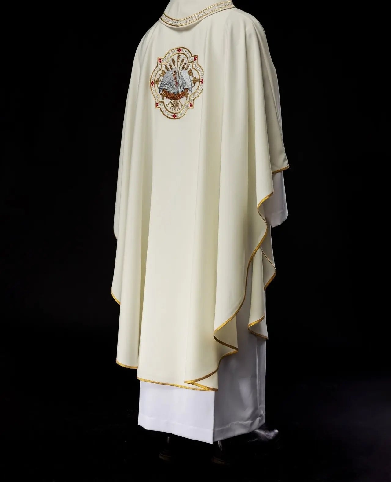 Ornat liturgiczny z haftem motywu Pelikana ecru