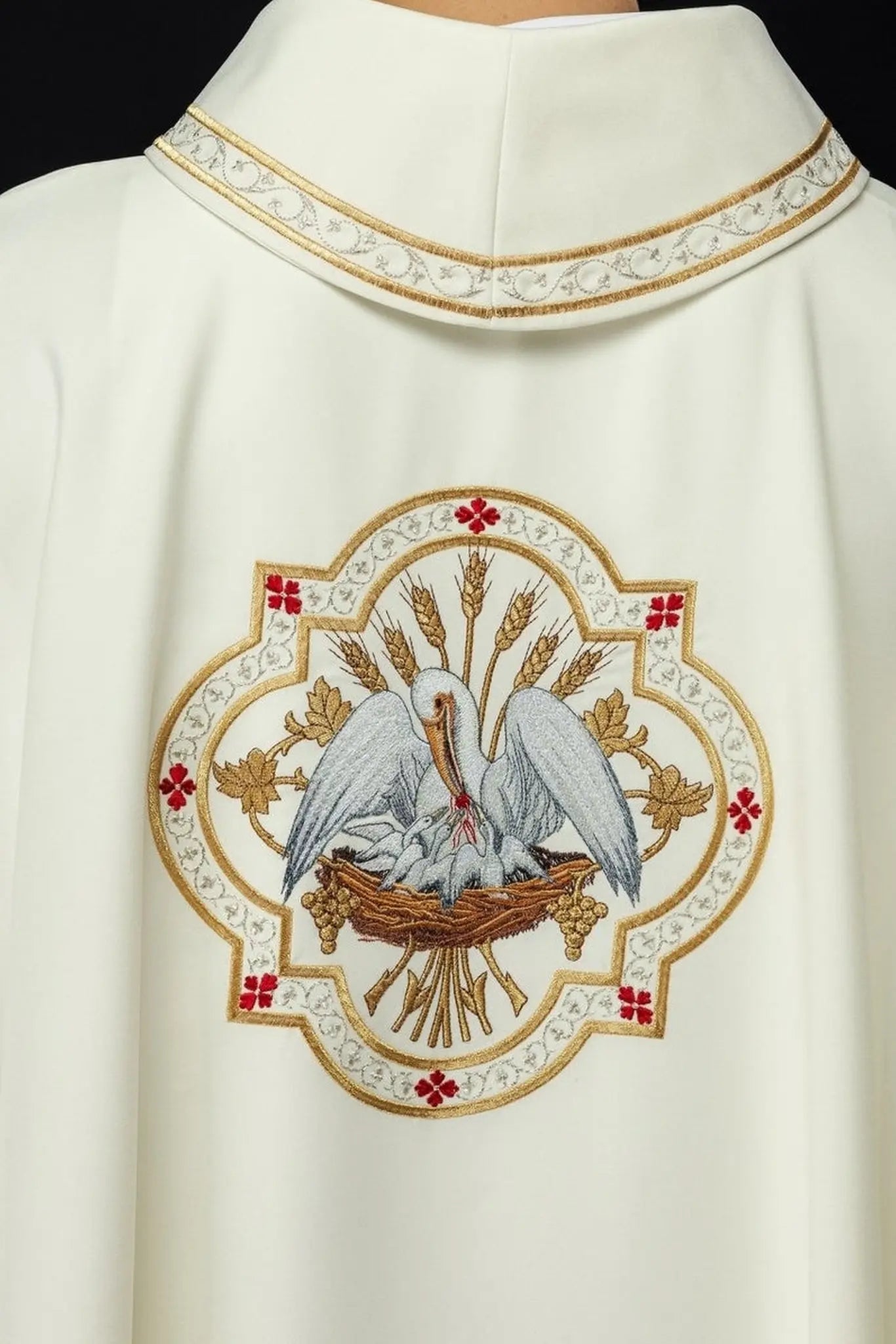 Ornat liturgiczny z haftem motywu Pelikana ecru