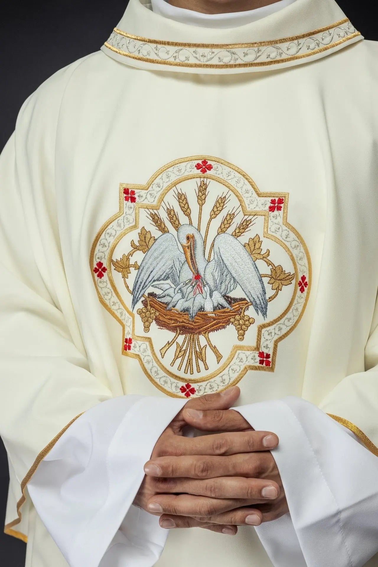 Ornat liturgiczny z haftem motywu Pelikana ecru