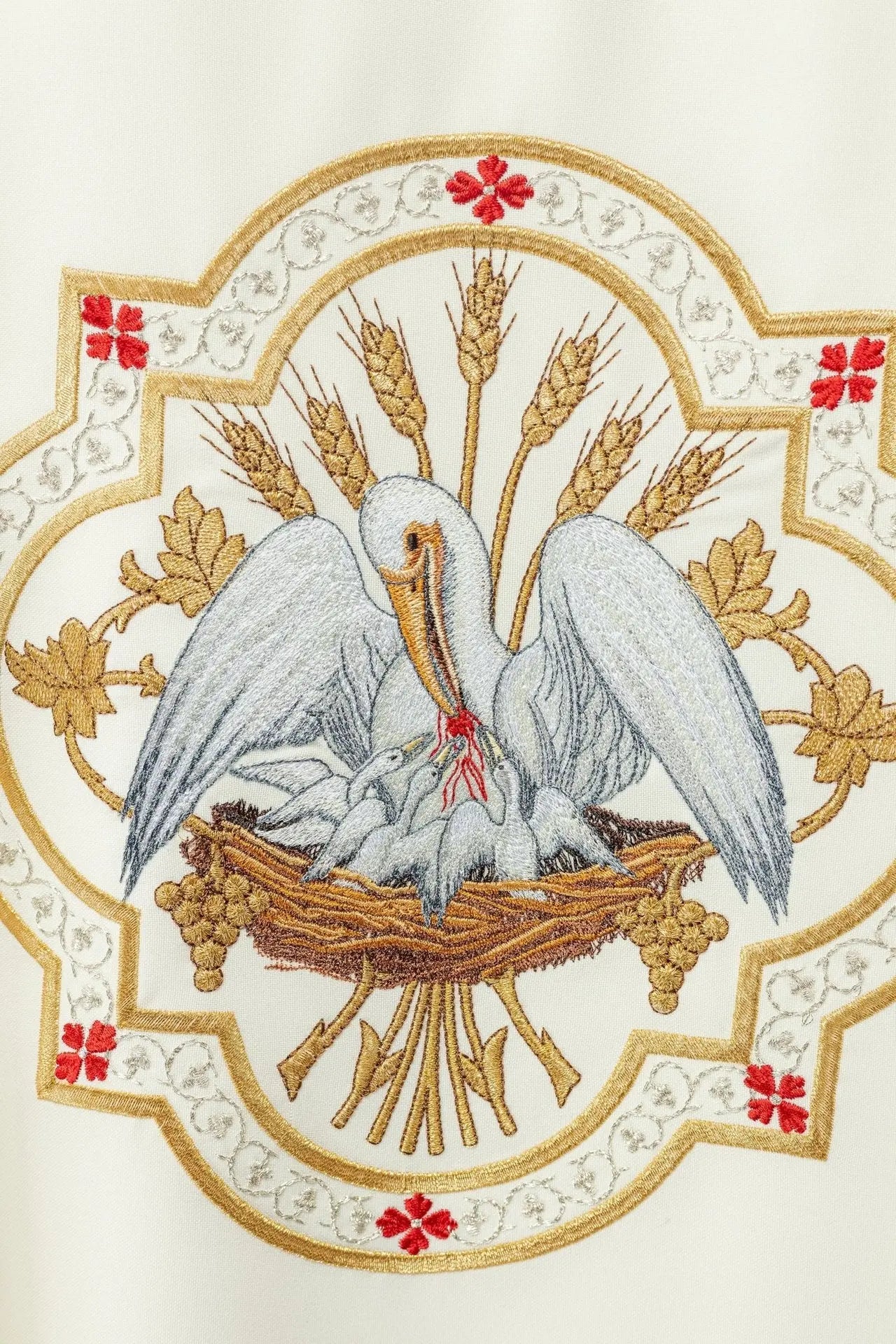 Ornat liturgiczny z haftem motywu Pelikana ecru