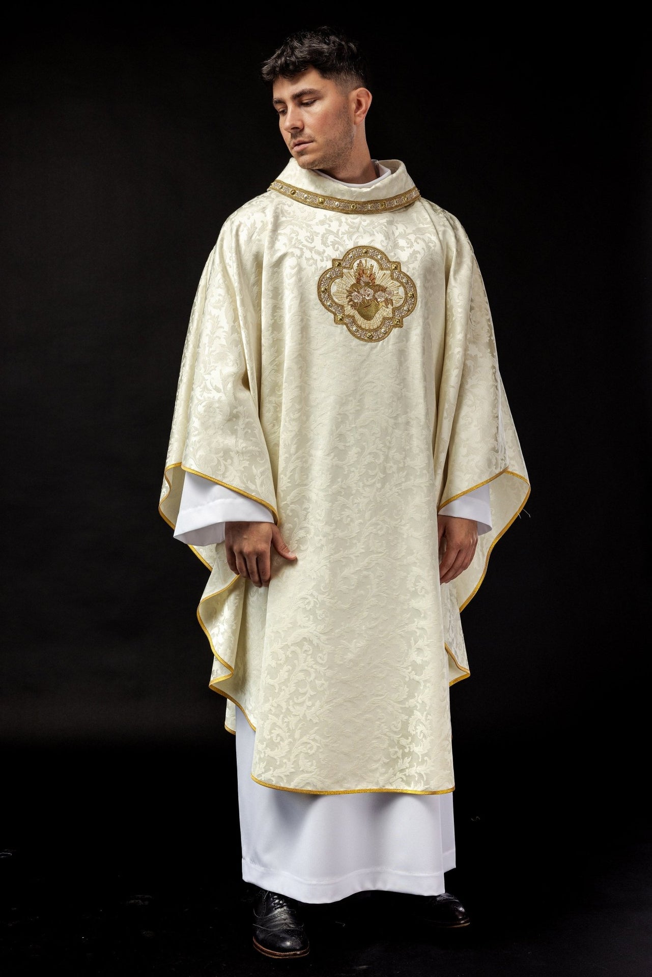 Ornat haftowany z motywem Serca Maryi na żakardzie