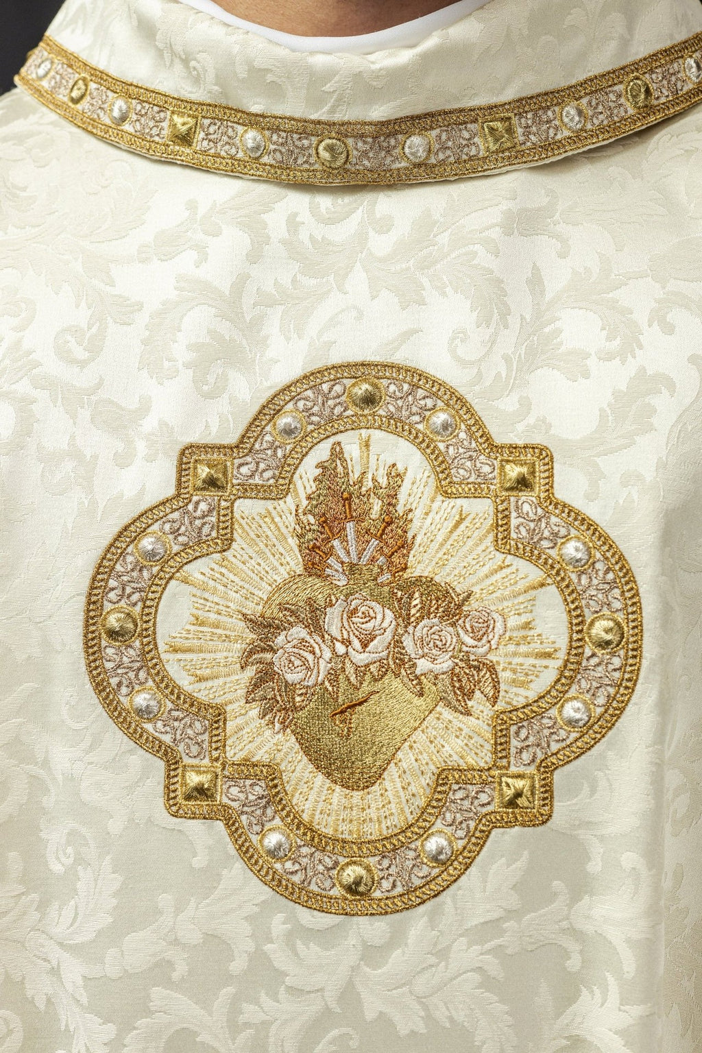 Ornat haftowany z motywem Serca Maryi na żakardzie