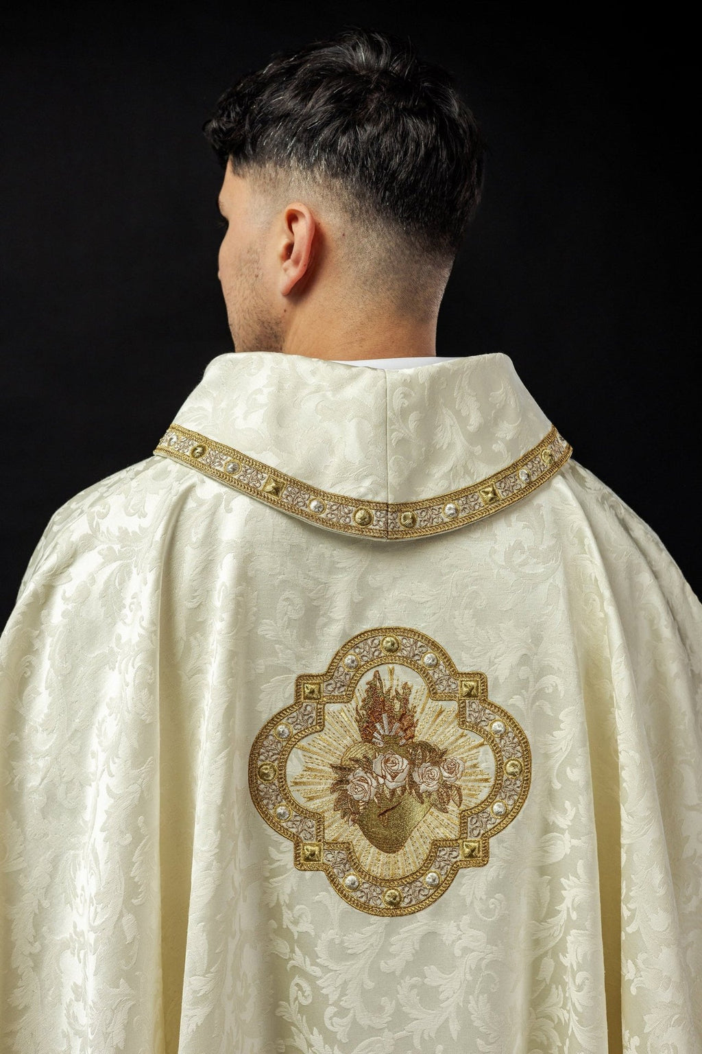 Ornat haftowany z motywem Serca Maryi na żakardzie