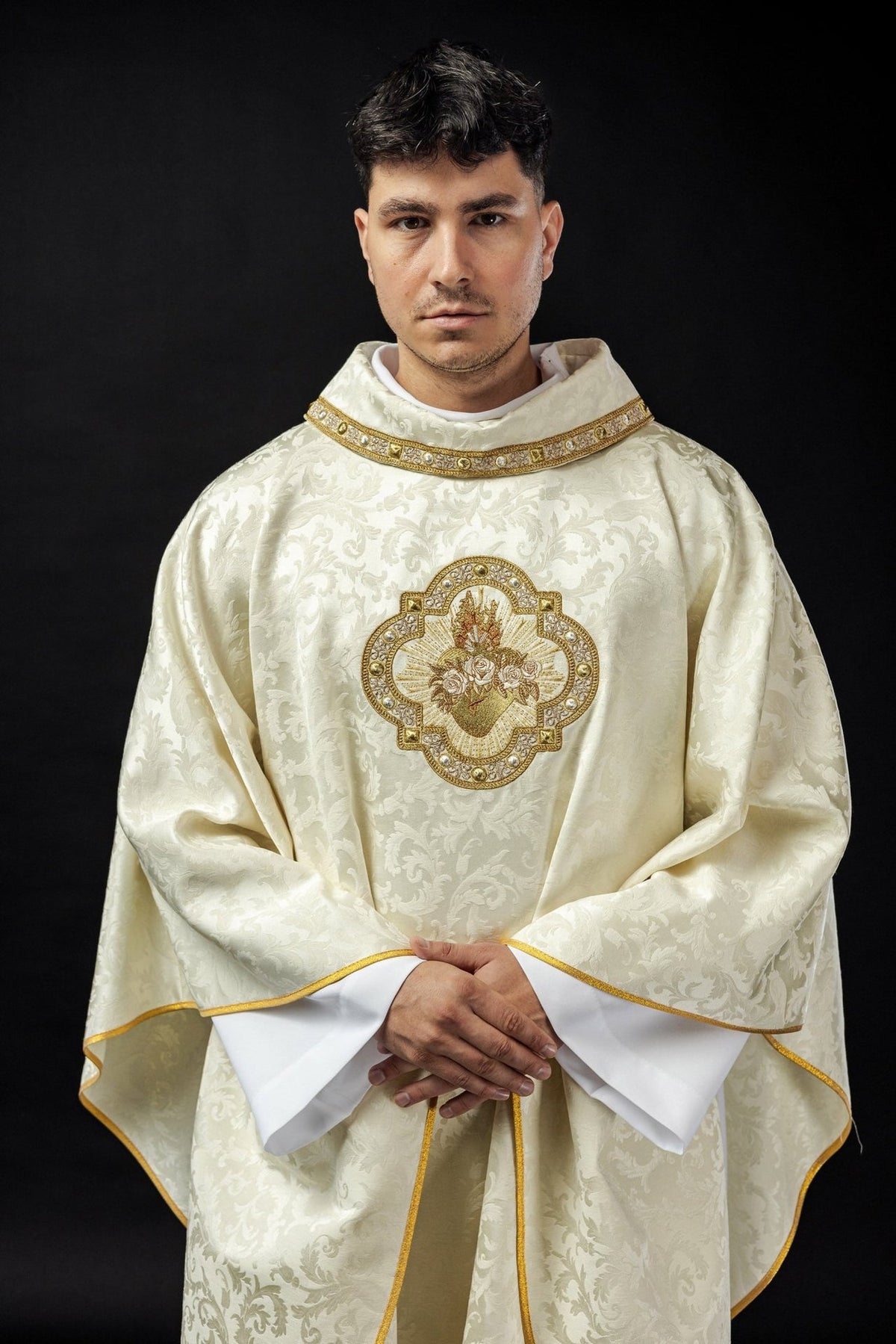 Ornat haftowany z motywem Serca Maryi na żakardzie