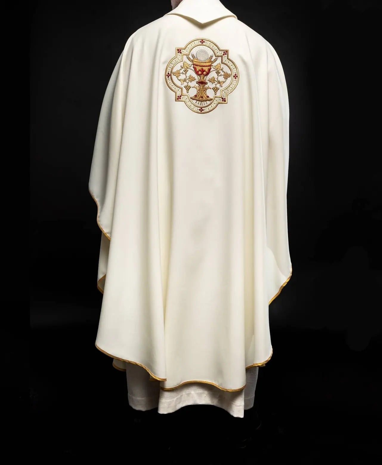 Embroidered chasuble with the motif of the Heart of Jesus and the Eucharistic cup