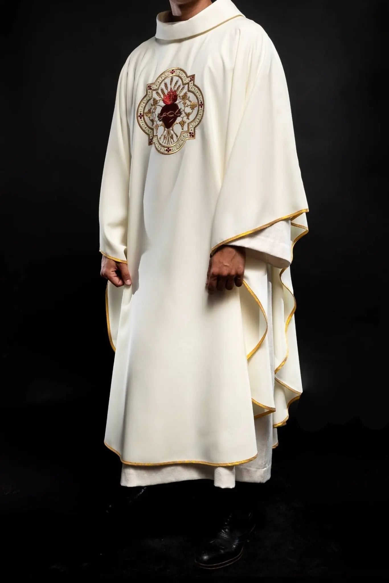 Embroidered chasuble with the motif of the Heart of Jesus and the Eucharistic cup