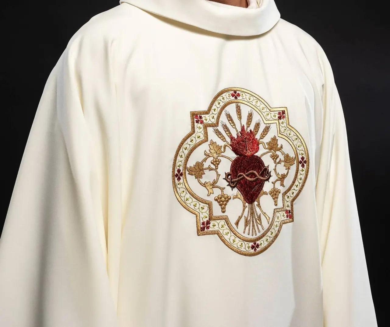 Embroidered chasuble with the motif of the Heart of Jesus and the Eucharistic cup
