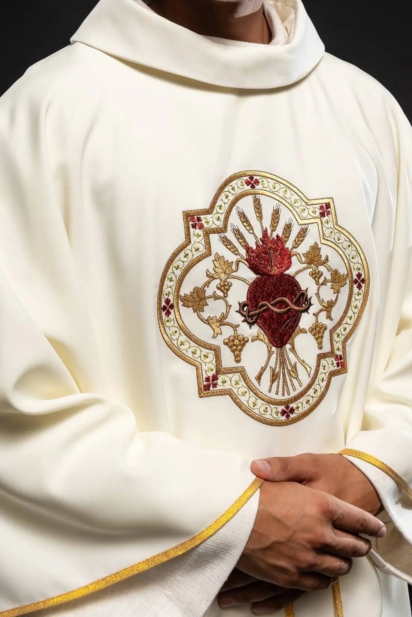 Ornat haftowany z motywem Serca Jezusowego i kielicha eucharystycznego