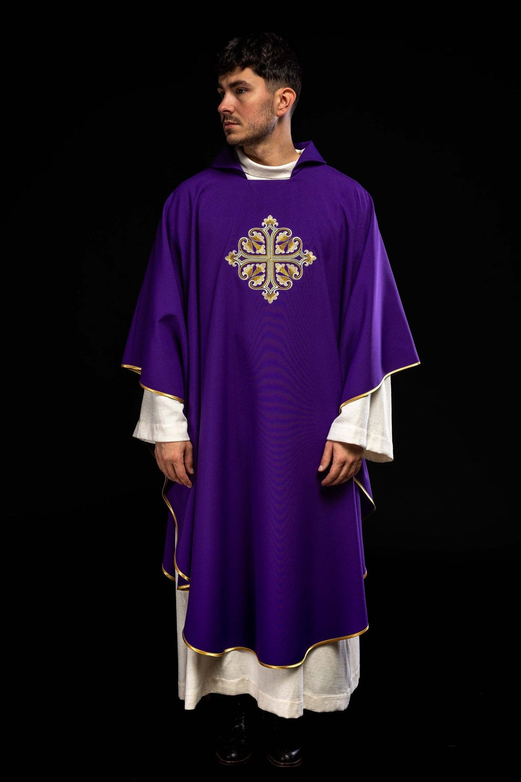 Ornat haftowany z ozdobionym krzyżem i szerokim kołnierzem fioletowy