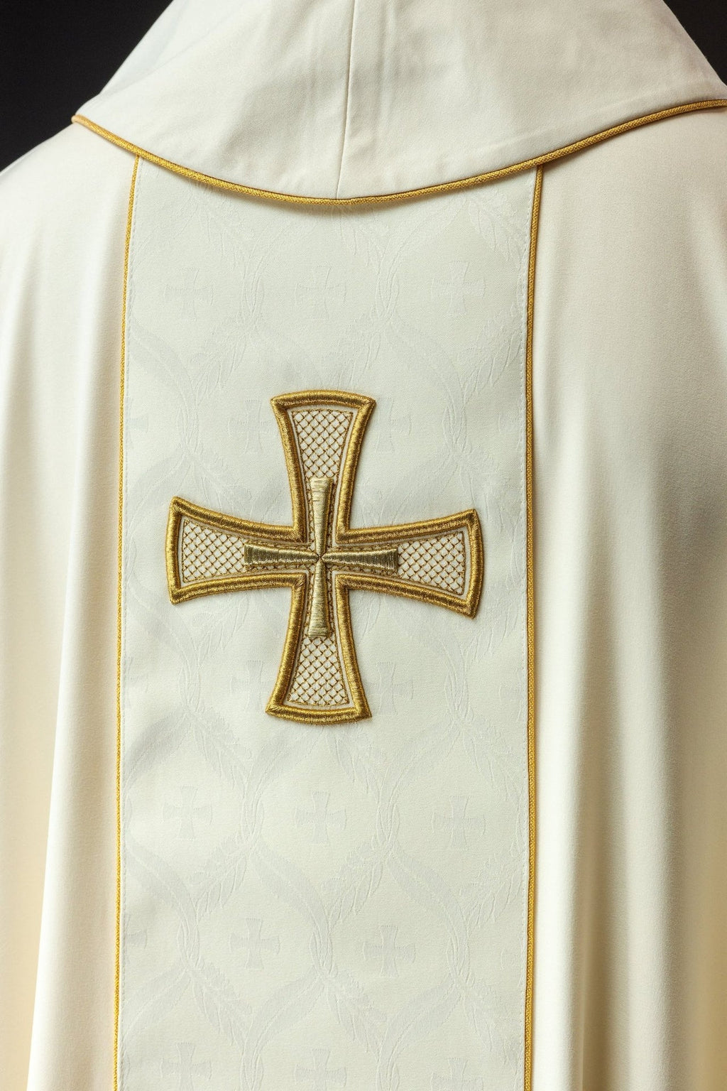 Ornat haftowany z pasem i krzyżem