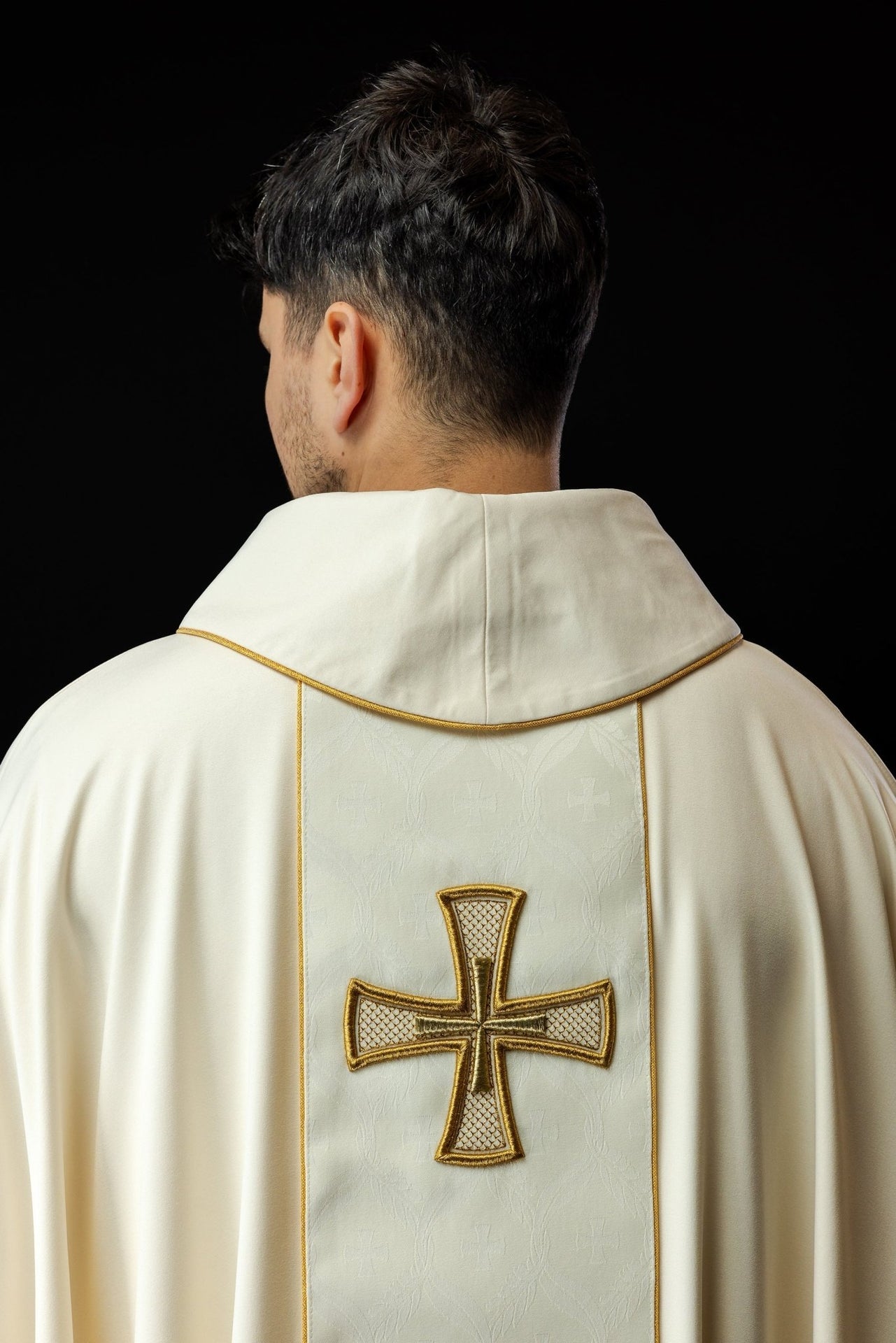 Ornat haftowany z pasem i krzyżem