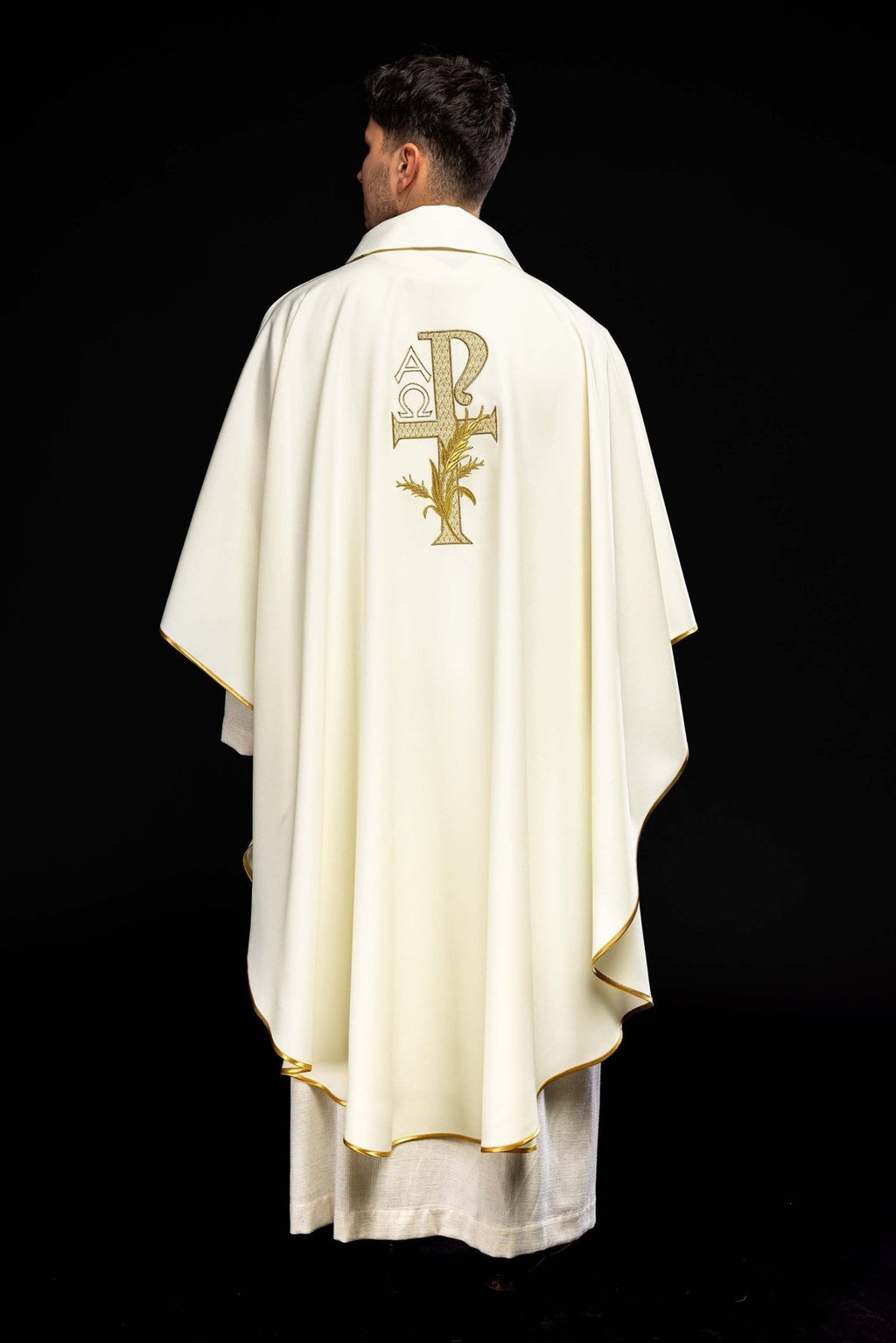 Ornat haftowany z symbolem Alfa i Omega z szerokim kołnierzem ecru