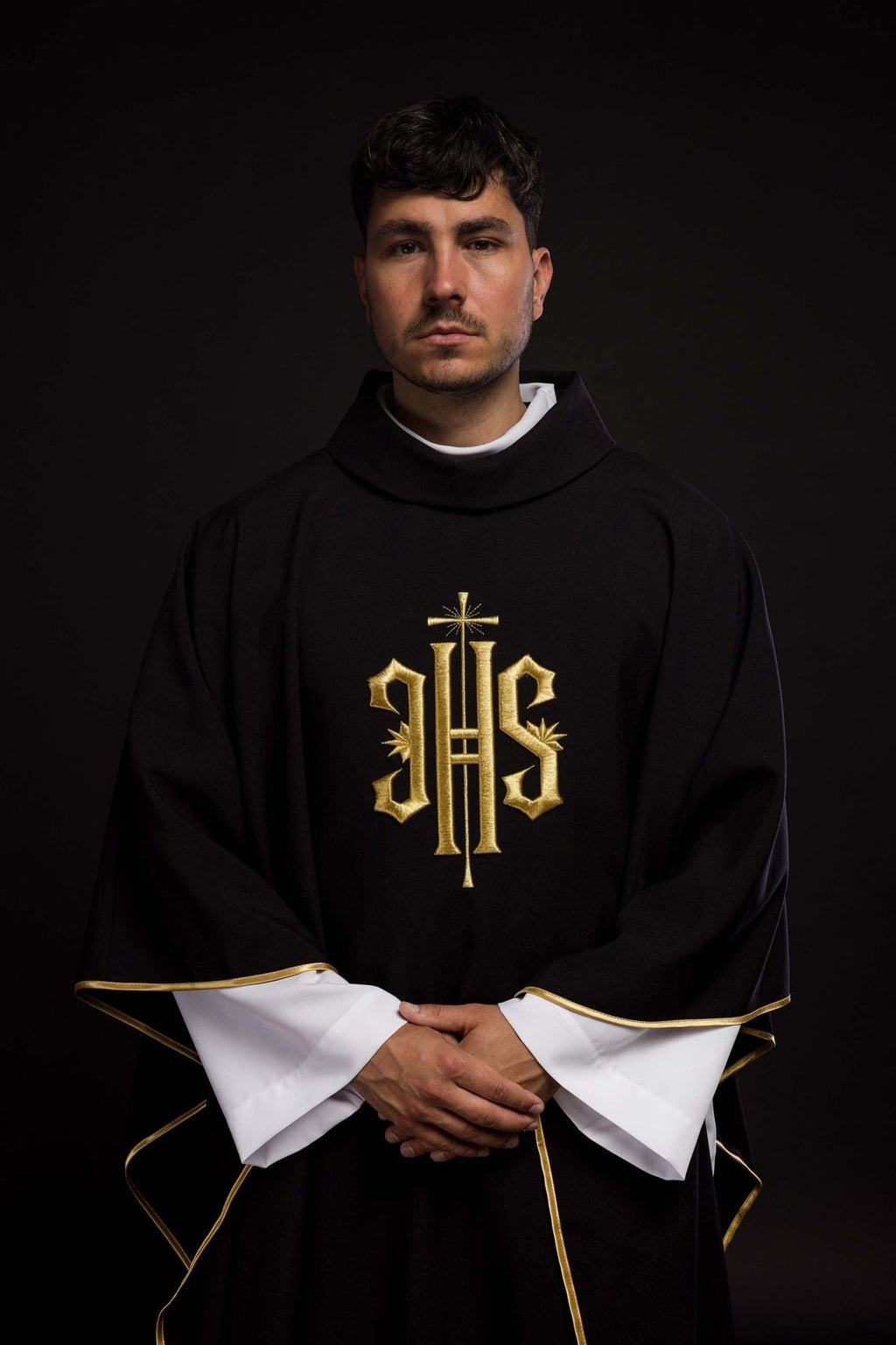Ornat haftowany z symbolem IHS czarny