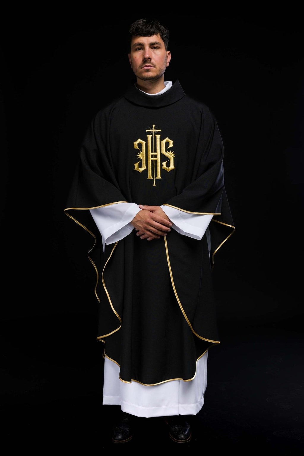 Ornat haftowany z symbolem IHS czarny