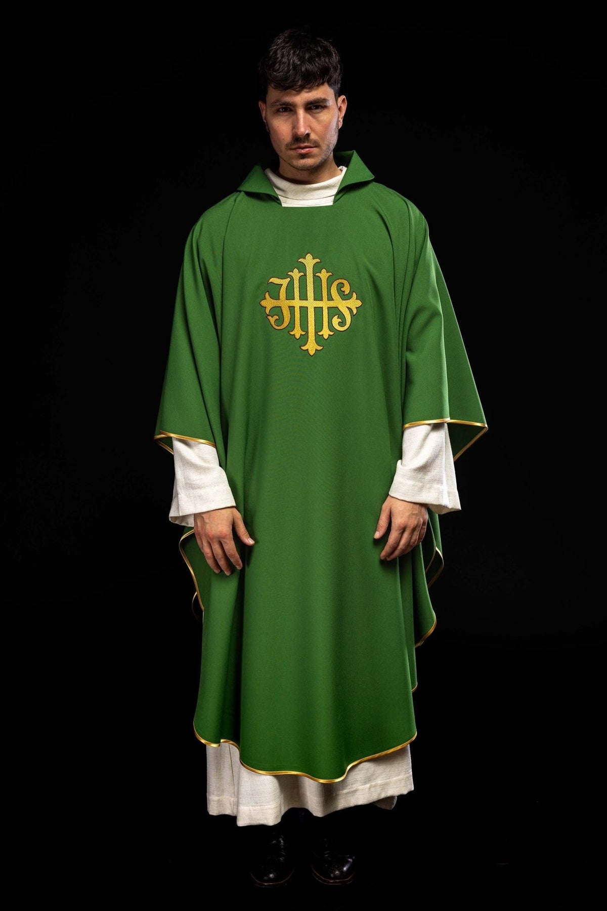 Ornat haftowany z symbolem JHS i szerokim kołnierzem zielony