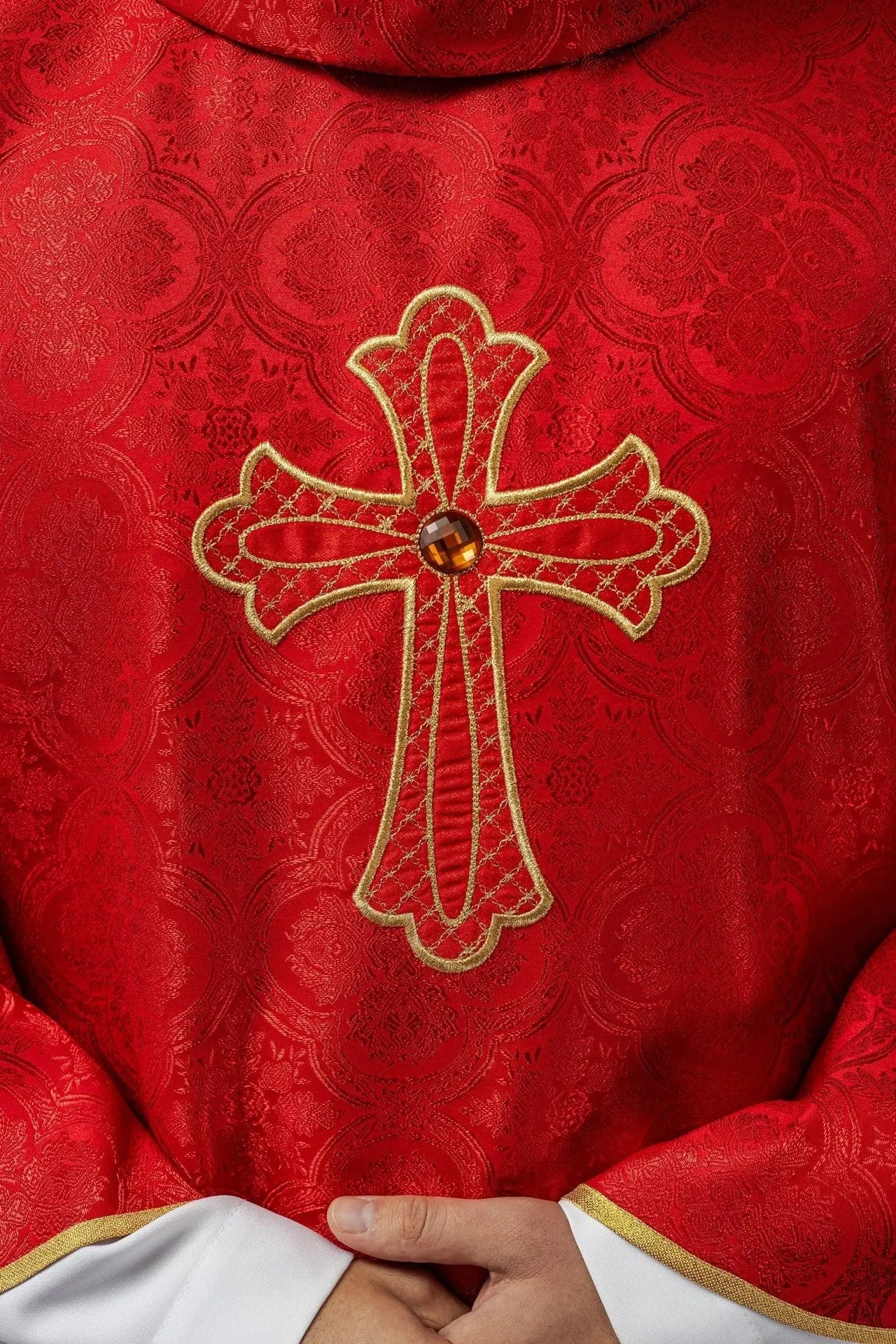 Ornat liturgiczny czerwony z haftowanym symbolem krzyża