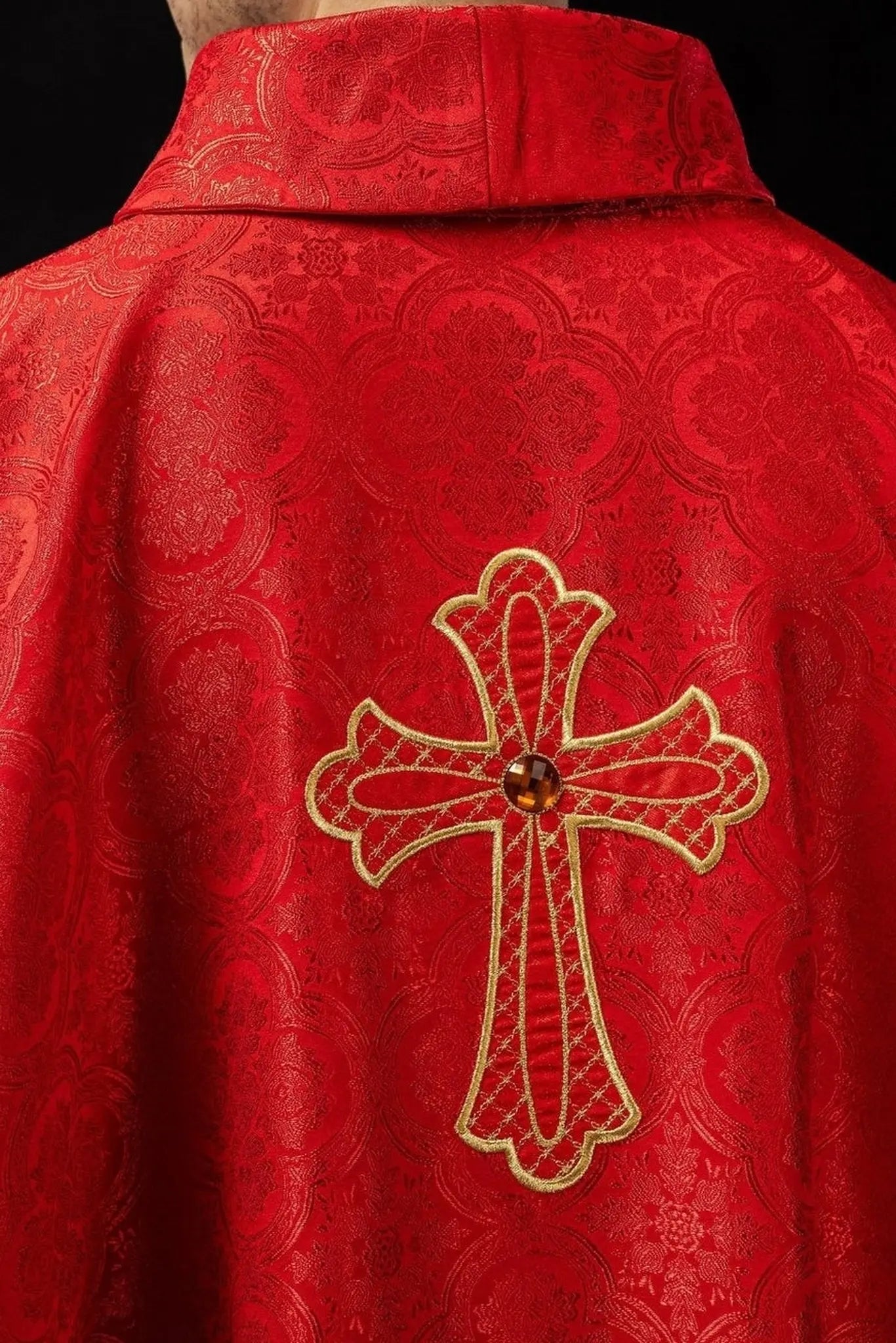 Ornat liturgiczny czerwony z haftowanym symbolem krzyża