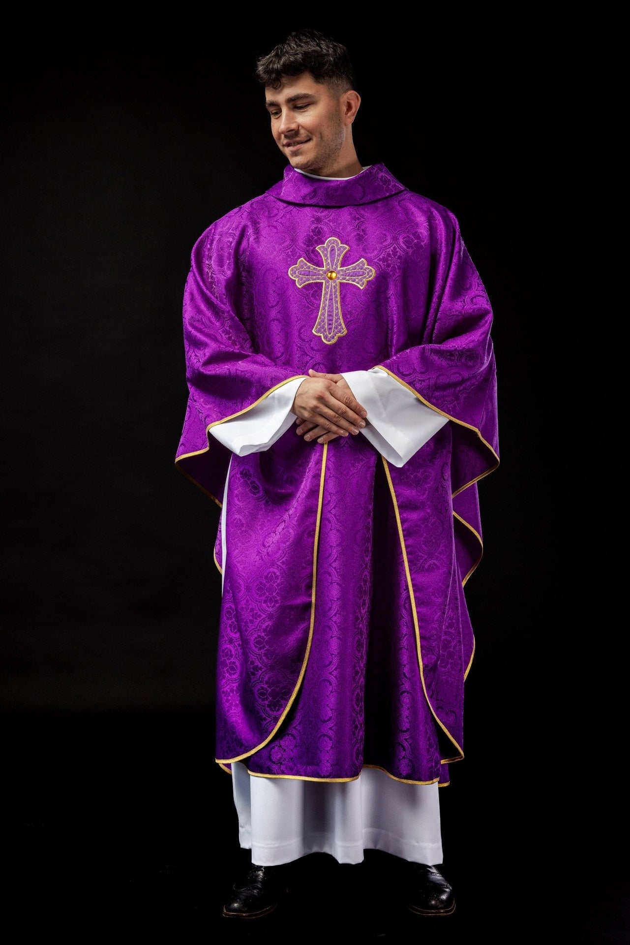 Ornat haftowany z symbolem krzyża Fioletowy