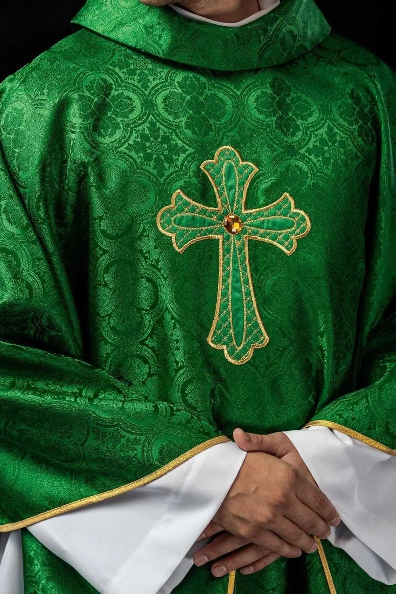 Ornat haftowany z symbolem krzyża Zielony